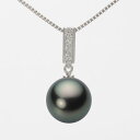 ギフト対応についてダイヤモンドを縦にあしらったデザインのペンダント。縦に5粒並んだダイヤモンドと真珠があなたの胸もとをエレガントに輝かせます。胸もとで真珠が揺れるデザインです。標準チェーンは、0.8mmのベネチアンチェーンです。真珠のサイズは11mm。このサイズはタヒチ産黒蝶真珠の少し大きめなサイズです。色はピーコック。ピーコックとは、深みのあるグリーンブラック系色のことで、黒蝶真珠では希少価値が高く人気があります。この天然の特有の色は黒蝶真珠にしかない色です。キズ等級、テリ等級とも最高等級の★★★★★で、ほぼ無キズでとてもテリの強い希少性の高い真珠です。キズ等級は、全生産量に対し、わずか0.1％の割合でグレーディングしています。形状はどのアイテムでも使用可能なラウンド。Moon Labelの厳しい品質基準に基づき、ラウンドは純粋な真円真珠のみを厳選しています。 Moon Label の黒蝶真珠は、タヒチ（フレンチポリネシア）産に限定してご提供しています。大月真珠は、パールネックレスのトップメーカーです。Moon Label は、大月真珠のインターネット・ブランドです。※真珠の色には個体差があります。真珠は、太陽光でご覧いただくのと、電灯の下でご覧いただくのでは見え方が変化します。電灯の色や光量などでも変わります。また、お客様のパソコンモニターのメーカーや設定などによっても、色の見え方には差が出ます。&nbsp;商品詳細品名11mm黒蝶真珠ペンダント（ピーコック）型番NB00011R11PC0314W0サイズ黒蝶真珠・11mm色ピーコック形ラウンドキズ等級★★★★★（5段階評価）テリ等級★★★★★（5段階評価）素材・詳細K18WG（ホワイトゴールド）、ダイヤモンド・0.1ct真珠の産地タヒチ（フレンチポリネシア）付属品保証書&nbsp;&nbsp;&nbsp;日本でも、世界でも、アコヤ真珠の高級品の30%以上は当社製です。Moon Label は、パールネックレスのトップメーカーである大月真珠のインターネット・ブランドです。大月真珠は、アコヤ真珠の1級品（1級が最高級）の取扱量で30%以上のトップシェア（共販実績）を誇る会社です。言い換えれば、日本でも、世界でも、アコヤ真珠の高級品では、流通している商品の30%以上は当社製です。そのため、他社（他店）でご購入されていても、30%以上の確率で当社製の真珠をご購入されている可能性が高いと言えます。黒蝶真珠、白蝶真珠（ホワイト系、ゴールド系）においてもトップクラスの取扱量を誇っています。真珠の一貫メーカーが運営するオンラインショップです。大月真珠は、卸しの会社として名を知られた会社ですが、真珠の養殖から加工、販売までをおこなう一貫メーカーです。パールネックレスのメーカーとしては、国内で最も多くのネックレスを製作しています。真珠ルースについても国内最大量の供給元です。日本で一貫メーカーと呼べる会社は数社しか存在しません。トップメーカーが運営するショップなので、はじめての方でも安心してご購入いただけます。&nbsp;他社（他店）製の真珠と品質を比較してください。Moon Label で取り扱っている真珠はすべて自社で加工・製作した商品（金具、チェーンを除く）です。 そのため、商品には自信と責任を持ってお届けしています。ご購入後、他社（他店）の真珠と比較していただければ、その違いがお分かりになるはずです。パールジュエリーの種類は国内最大です。パールジュエリーの種類は、アコヤ真珠をはじめ、黒蝶真珠、白蝶真珠など、常時20,000種類以上を取り揃え、パールジュエリーの種類は国内最大です。現在、真珠を取り扱っているオンラインショップで、これだけの種類を揃えているところは存在しません。また、小売店舗の場合でも、現実的には店舗にストックできる在庫点数が限られるため、これだけの商品点数を揃えることは不可能です。Moon Label はインターネットでしか実現できなかったショップなのです。&nbsp;世界が認めた品質基準の商品をお届けします。大月真珠は、1975年以来、日本の真珠輸出額でトップ（日本真珠輸出加工組合統計）の座を守り続けています。世界の宝飾ブランドをはじめとするジュエラーが大月真珠の品質を認め、商品として採用をいただいています。この実績が、ワールド・スタンダードの証です。全生産量をベースとした明確なグレーディングを実施しています。Moon Label でご提供している商品も、このハイレベルの品質基準に基づいて製作されています。Moon Label のグレーディング（品質基準）は、在庫における相対比較ではなく、全生産量をベースとした明確なグレーディングです。また、すべての商品に、基本保証として1年間の無償修理保証が付いていますので、安心してお買い求めいただけます。Moon Label で取り扱っている真珠は、品質管理の観点から、貝種（真珠の種類）ごとに産地を限定しています。アコヤ真珠はすべて日本産、黒蝶真珠はフレンチポリネシア（タヒチ）産、白蝶真珠はオーストラリアとインドネシア産に限定してご提供しています。&nbsp;&nbsp;真珠の価値を決める要素としては、大きさ（サイズ）のほか、色、形、キズ、テリ（光沢）、巻きの6つの要素があります。Moon Label ではすべての真珠で大月真珠のグレーディングシステムに基づき、厳格な品質管理基準をクリアした商品のみを取り扱っています。 Moon Label の品質基準は、在庫のおける相対的な品質評価ではなく、黒蝶真珠の全生産量からの出現率をベースとした、絶対的な品質評価を品質基準としています。&nbsp;&nbsp;&nbsp;&nbsp;&nbsp;&nbsp;&nbsp;&nbsp;