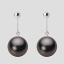 ギフト対応についてシンプルなダングリングタイプのフェミニンなイヤリング。真珠が耳もとでぶら下がり、やさしく揺れます。シンプルなデザインなので、どんな時でもお使いいただけます。真珠のサイズは11mm。このサイズはタヒチ産黒蝶真珠の少し大きめなサイズです。色はブラック。黒蝶真珠はブラックパールとも呼ばれるため、黒い色の真珠をイメージされる方も多いはず。このブラックは、そのイメージ通りのダークなブラック系色です。この天然の特有の色は黒蝶真珠にしかない色です。キズは最高等級・★★★★★のほぼ無キズの希少品で、テリ等級は★★★★のテリの強い真珠です。キズ等級は、全生産量に対し、わずか0.1％の割合でグレーディングしています。形状はどのアイテムでも使用可能なラウンド。Moon Labelの厳しい品質基準に基づき、ラウンドは純粋な真円真珠のみを厳選しています。 Moon Label の黒蝶真珠は、タヒチ（フレンチポリネシア）産に限定してご提供しています。大月真珠は、パールネックレス＆ジュエリーのトップメーカーです。Moon Label は、大月真珠のインターネット・ブランドです。※真珠の色には個体差があります。真珠は、太陽光でご覧いただくのと、電灯の下でご覧いただくのでは見え方が変化します。電灯の色や光量などでも変わります。また、お客様のパソコンモニターのメーカーや設定などによっても、色の見え方には差が出ます。&nbsp;商品詳細品名11mm黒蝶真珠イヤリング（ブラック）型番NB00011R12BK0Y12W0サイズ黒蝶真珠・11mm色ブラック形ラウンドキズ等級★★★★★（5段階評価）テリ等級★★★★（5段階評価）素材・詳細K14WG（ホワイトゴールド）真珠の産地タヒチ（フレンチポリネシア）付属品保証書&nbsp;&nbsp;&nbsp;日本でも、世界でも、アコヤ真珠の高級品の30%以上は当社製です。Moon Label は、パールネックレスのトップメーカーである大月真珠のインターネット・ブランドです。大月真珠は、アコヤ真珠の1級品（1級が最高級）の取扱量で30%以上のトップシェア（共販実績）を誇る会社です。言い換えれば、日本でも、世界でも、アコヤ真珠の高級品では、流通している商品の30%以上は当社製です。そのため、他社（他店）でご購入されていても、30%以上の確率で当社製の真珠をご購入されている可能性が高いと言えます。黒蝶真珠、白蝶真珠（ホワイト系、ゴールド系）においてもトップクラスの取扱量を誇っています。真珠の一貫メーカーが運営するオンラインショップです。大月真珠は、卸しの会社として名を知られた会社ですが、真珠の養殖から加工、販売までをおこなう一貫メーカーです。パールネックレスのメーカーとしては、国内で最も多くのネックレスを製作しています。真珠ルースについても国内最大量の供給元です。日本で一貫メーカーと呼べる会社は数社しか存在しません。トップメーカーが運営するショップなので、はじめての方でも安心してご購入いただけます。&nbsp;他社（他店）製の真珠と品質を比較してください。Moon Label で取り扱っている真珠はすべて自社で加工・製作した商品（金具、チェーンを除く）です。 そのため、商品には自信と責任を持ってお届けしています。ご購入後、他社（他店）の真珠と比較していただければ、その違いがお分かりになるはずです。パールジュエリーの種類は国内最大です。パールジュエリーの種類は、アコヤ真珠をはじめ、黒蝶真珠、白蝶真珠など、常時20,000種類以上を取り揃え、パールジュエリーの種類は国内最大です。現在、真珠を取り扱っているオンラインショップで、これだけの種類を揃えているところは存在しません。また、小売店舗の場合でも、現実的には店舗にストックできる在庫点数が限られるため、これだけの商品点数を揃えることは不可能です。Moon Label はインターネットでしか実現できなかったショップなのです。&nbsp;世界が認めた品質基準の商品をお届けします。大月真珠は、1975年以来、日本の真珠輸出額でトップ（日本真珠輸出加工組合統計）の座を守り続けています。世界の宝飾ブランドをはじめとするジュエラーが大月真珠の品質を認め、商品として採用をいただいています。この実績が、ワールド・スタンダードの証です。全生産量をベースとした明確なグレーディングを実施しています。Moon Label でご提供している商品も、このハイレベルの品質基準に基づいて製作されています。Moon Label のグレーディング（品質基準）は、在庫における相対比較ではなく、全生産量をベースとした明確なグレーディングです。また、すべての商品に、基本保証として1年間の無償修理保証が付いていますので、安心してお買い求めいただけます。Moon Label で取り扱っている真珠は、品質管理の観点から、貝種（真珠の種類）ごとに産地を限定しています。アコヤ真珠はすべて日本産、黒蝶真珠はフレンチポリネシア（タヒチ）産、白蝶真珠はオーストラリアとインドネシア産に限定してご提供しています。&nbsp;&nbsp;真珠の価値を決める要素としては、大きさ（サイズ）のほか、色、形、キズ、テリ（光沢）、巻きの6つの要素があります。Moon Label ではすべての真珠で大月真珠のグレーディングシステムに基づき、厳格な品質管理基準をクリアした商品のみを取り扱っています。 Moon Label の品質基準は、在庫のおける相対的な品質評価ではなく、黒蝶真珠の全生産量からの出現率をベースとした、絶対的な品質評価を品質基準としています。&nbsp;&nbsp;&nbsp;&nbsp;&nbsp;&nbsp;&nbsp;&nbsp;