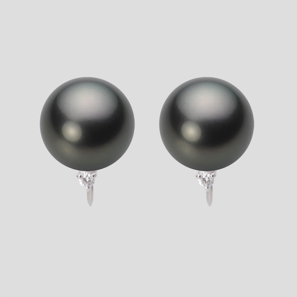 ギフト対応についてダイヤモンド1粒をあしらったデザインの直結タイプのイヤリング。ダイヤモンドが真珠を引き立て、あなたの耳もとをエレガントに飾ります。形状はネジバネ式なので使いやすく、着け外しが簡単です。真珠のサイズは11mm。このサイズはタヒチ産黒蝶真珠の少し大きめなサイズです。色はピーコック。ピーコックとは、深みのあるグリーンブラック系色のことで、黒蝶真珠では希少価値が高く人気があります。この天然の特有の色は黒蝶真珠にしかない色です。テリ等級は★★★★のテリの強い真珠です。キズ等級は★★★★で、目立たない小さなちょっとしたキズがあります。真珠は自然の産物なので、真珠層が形成される過程で自然のキズができてしまいます。キズ等級の割合は、全生産量に対し、★★★★★＝0.1％、★★★★＝1％でグレーディングしています。形状はどのアイテムでも使用可能なラウンド。Moon Labelの厳しい品質基準に基づき、ラウンドは純粋な真円真珠のみを厳選しています。 Moon Label の黒蝶真珠は、タヒチ（フレンチポリネシア）産に限定してご提供しています。大月真珠は、パールネックレス＆ジュエリーのトップメーカーです。Moon Label は、大月真珠のインターネット・ブランドです。※真珠の色には個体差があります。真珠は、太陽光でご覧いただくのと、電灯の下でご覧いただくのでは見え方が変化します。電灯の色や光量などでも変わります。また、お客様のパソコンモニターのメーカーや設定などによっても、色の見え方には差が出ます。&nbsp;商品詳細品名11mm黒蝶真珠イヤリング（ピーコック）型番NB00011R22PC0635WMサイズ黒蝶真珠・11mm色ピーコック形ラウンドキズ等級★★★★（5段階評価）テリ等級★★★★（5段階評価）素材・詳細K18WG（ホワイトゴールド）、ダイヤモンド・0.06ct（片側・0.03ct）真珠の産地タヒチ（フレンチポリネシア）付属品保証書&nbsp;&nbsp;&nbsp;日本でも、世界でも、アコヤ真珠の高級品の30%以上は当社製です。Moon Label は、パールネックレスのトップメーカーである大月真珠のインターネット・ブランドです。大月真珠は、アコヤ真珠の1級品（1級が最高級）の取扱量で30%以上のトップシェア（共販実績）を誇る会社です。言い換えれば、日本でも、世界でも、アコヤ真珠の高級品では、流通している商品の30%以上は当社製です。そのため、他社（他店）でご購入されていても、30%以上の確率で当社製の真珠をご購入されている可能性が高いと言えます。黒蝶真珠、白蝶真珠（ホワイト系、ゴールド系）においてもトップクラスの取扱量を誇っています。真珠の一貫メーカーが運営するオンラインショップです。大月真珠は、卸しの会社として名を知られた会社ですが、真珠の養殖から加工、販売までをおこなう一貫メーカーです。パールネックレスのメーカーとしては、国内で最も多くのネックレスを製作しています。真珠ルースについても国内最大量の供給元です。日本で一貫メーカーと呼べる会社は数社しか存在しません。トップメーカーが運営するショップなので、はじめての方でも安心してご購入いただけます。&nbsp;他社（他店）製の真珠と品質を比較してください。Moon Label で取り扱っている真珠はすべて自社で加工・製作した商品（金具、チェーンを除く）です。 そのため、商品には自信と責任を持ってお届けしています。ご購入後、他社（他店）の真珠と比較していただければ、その違いがお分かりになるはずです。パールジュエリーの種類は国内最大です。パールジュエリーの種類は、アコヤ真珠をはじめ、黒蝶真珠、白蝶真珠など、常時20,000種類以上を取り揃え、パールジュエリーの種類は国内最大です。現在、真珠を取り扱っているオンラインショップで、これだけの種類を揃えているところは存在しません。また、小売店舗の場合でも、現実的には店舗にストックできる在庫点数が限られるため、これだけの商品点数を揃えることは不可能です。Moon Label はインターネットでしか実現できなかったショップなのです。&nbsp;世界が認めた品質基準の商品をお届けします。大月真珠は、1975年以来、日本の真珠輸出額でトップ（日本真珠輸出加工組合統計）の座を守り続けています。世界の宝飾ブランドをはじめとするジュエラーが大月真珠の品質を認め、商品として採用をいただいています。この実績が、ワールド・スタンダードの証です。全生産量をベースとした明確なグレーディングを実施しています。Moon Label でご提供している商品も、このハイレベルの品質基準に基づいて製作されています。Moon Label のグレーディング（品質基準）は、在庫における相対比較ではなく、全生産量をベースとした明確なグレーディングです。また、すべての商品に、基本保証として1年間の無償修理保証が付いていますので、安心してお買い求めいただけます。Moon Label で取り扱っている真珠は、品質管理の観点から、貝種（真珠の種類）ごとに産地を限定しています。アコヤ真珠はすべて日本産、黒蝶真珠はフレンチポリネシア（タヒチ）産、白蝶真珠はオーストラリアとインドネシア産に限定してご提供しています。&nbsp;&nbsp;真珠の価値を決める要素としては、大きさ（サイズ）のほか、色、形、キズ、テリ（光沢）、巻きの6つの要素があります。Moon Label ではすべての真珠で大月真珠のグレーディングシステムに基づき、厳格な品質管理基準をクリアした商品のみを取り扱っています。 Moon Label の品質基準は、在庫のおける相対的な品質評価ではなく、黒蝶真珠の全生産量からの出現率をベースとした、絶対的な品質評価を品質基準としています。&nbsp;&nbsp;&nbsp;&nbsp;&nbsp;&nbsp;&nbsp;&nbsp;