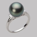 ギフト対応について真珠の左右にバゲットカットのダイヤモンドをあしらい、真珠を引き立てるデザインのリング。丸い真珠とスクエアのバゲットカットのダイヤモンドのコントラストが見る人を引き付け、エレガントな指もとを演出します。真珠のサイズは11mm。このサイズはタヒチ産黒蝶真珠の少し大きめなサイズです。色はダークグリーン。ダークグリーンは、深みのあるグリーン系色です。この天然の特有の色は黒蝶真珠にしかない色です。テリ等級は★★★のテリのある真珠です。キズ等級は★★★★で、目立たない小さなちょっとしたキズがあります。真珠は自然の産物なので、真珠層が形成される過程で自然のキズができてしまいます。キズ等級の割合は、全生産量に対し、★★★★★＝0.1％、★★★★＝1％でグレーディングしています。形状はどのアイテムでも使用可能なラウンド。Moon Labelの厳しい品質基準に基づき、ラウンドは純粋な真円真珠のみを厳選しています。 Moon Label の黒蝶真珠は、タヒチ（フレンチポリネシア）産に限定してご提供しています。大月真珠は、パールネックレス＆ジュエリーのトップメーカーです。Moon Label は、大月真珠のインターネット・ブランドです。※真珠の色には個体差があります。真珠は、太陽光でご覧いただくのと、電灯の下でご覧いただくのでは見え方が変化します。電灯の色や光量などでも変わります。また、お客様のパソコンモニターのメーカーや設定などによっても、色の見え方には差が出ます。&nbsp;商品詳細品名11mm黒蝶真珠リング（ダークグリーン）型番NB00011R23DG0D03W1サイズ黒蝶真珠・11mm色ダークグリーン形ラウンドキズ等級★★★★（5段階評価）テリ等級★★★（5段階評価）素材・詳細K18WG（ホワイトゴールド）、ダイヤモンド・0.1ct真珠の産地タヒチ（フレンチポリネシア）付属品保証書&nbsp;&nbsp;&nbsp;日本でも、世界でも、アコヤ真珠の高級品の30%以上は当社製です。Moon Label は、パールネックレスのトップメーカーである大月真珠のインターネット・ブランドです。大月真珠は、アコヤ真珠の1級品（1級が最高級）の取扱量で30%以上のトップシェア（共販実績）を誇る会社です。言い換えれば、日本でも、世界でも、アコヤ真珠の高級品では、流通している商品の30%以上は当社製です。そのため、他社（他店）でご購入されていても、30%以上の確率で当社製の真珠をご購入されている可能性が高いと言えます。黒蝶真珠、白蝶真珠（ホワイト系、ゴールド系）においてもトップクラスの取扱量を誇っています。真珠の一貫メーカーが運営するオンラインショップです。大月真珠は、卸しの会社として名を知られた会社ですが、真珠の養殖から加工、販売までをおこなう一貫メーカーです。パールネックレスのメーカーとしては、国内で最も多くのネックレスを製作しています。真珠ルースについても国内最大量の供給元です。日本で一貫メーカーと呼べる会社は数社しか存在しません。トップメーカーが運営するショップなので、はじめての方でも安心してご購入いただけます。&nbsp;他社（他店）製の真珠と品質を比較してください。Moon Label で取り扱っている真珠はすべて自社で加工・製作した商品（金具、チェーンを除く）です。 そのため、商品には自信と責任を持ってお届けしています。ご購入後、他社（他店）の真珠と比較していただければ、その違いがお分かりになるはずです。パールジュエリーの種類は国内最大です。パールジュエリーの種類は、アコヤ真珠をはじめ、黒蝶真珠、白蝶真珠など、常時20,000種類以上を取り揃え、パールジュエリーの種類は国内最大です。現在、真珠を取り扱っているオンラインショップで、これだけの種類を揃えているところは存在しません。また、小売店舗の場合でも、現実的には店舗にストックできる在庫点数が限られるため、これだけの商品点数を揃えることは不可能です。Moon Label はインターネットでしか実現できなかったショップなのです。&nbsp;世界が認めた品質基準の商品をお届けします。大月真珠は、1975年以来、日本の真珠輸出額でトップ（日本真珠輸出加工組合統計）の座を守り続けています。世界の宝飾ブランドをはじめとするジュエラーが大月真珠の品質を認め、商品として採用をいただいています。この実績が、ワールド・スタンダードの証です。全生産量をベースとした明確なグレーディングを実施しています。Moon Label でご提供している商品も、このハイレベルの品質基準に基づいて製作されています。Moon Label のグレーディング（品質基準）は、在庫における相対比較ではなく、全生産量をベースとした明確なグレーディングです。また、すべての商品に、基本保証として1年間の無償修理保証が付いていますので、安心してお買い求めいただけます。Moon Label で取り扱っている真珠は、品質管理の観点から、貝種（真珠の種類）ごとに産地を限定しています。アコヤ真珠はすべて日本産、黒蝶真珠はフレンチポリネシア（タヒチ）産、白蝶真珠はオーストラリアとインドネシア産に限定してご提供しています。&nbsp;&nbsp;真珠の価値を決める要素としては、大きさ（サイズ）のほか、色、形、キズ、テリ（光沢）、巻きの6つの要素があります。Moon Label ではすべての真珠で大月真珠のグレーディングシステムに基づき、厳格な品質管理基準をクリアした商品のみを取り扱っています。 Moon Label の品質基準は、在庫のおける相対的な品質評価ではなく、黒蝶真珠の全生産量からの出現率をベースとした、絶対的な品質評価を品質基準としています。&nbsp;&nbsp;&nbsp;&nbsp;&nbsp;&nbsp;&nbsp;&nbsp;