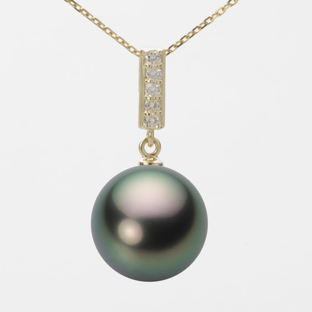 ギフト対応についてダイヤモンドを縦にあしらったデザインのペンダント。縦に5粒並んだダイヤモンドと真珠があなたの胸もとをエレガントに輝かせます。胸もとで真珠が揺れるデザインです。真珠のサイズは12mm。このサイズはタヒチ産黒蝶真珠のやや大きめサイズです。色はピーコック。ピーコックとは、深みのあるグリーンブラック系色のことで、黒蝶真珠では希少価値が高く人気があります。この天然の特有の色は黒蝶真珠にしかない色です。テリの最高等級・★★★★★のとてもテリの強い真珠です。キズ等級は★★★★で、目立たない小さなちょっとしたキズがあります。真珠は自然の産物なので、真珠層が形成される過程で自然のキズができてしまいます。キズ等級の割合は、全生産量に対し、★★★★★＝0.1％、★★★★＝1％でグレーディングしています。形状はどのアイテムでも使用可能なラウンド。Moon Labelの厳しい品質基準に基づき、ラウンドは純粋な真円真珠のみを厳選しています。 Moon Label の黒蝶真珠は、タヒチ（フレンチポリネシア）産に限定してご提供しています。※この商品にはチェーンは付属していません。ペンダントトップのみの商品です。大月真珠は、パールネックレスのトップメーカーです。Moon Label は、大月真珠のインターネット・ブランドです。※真珠の色には個体差があります。真珠は、太陽光でご覧いただくのと、電灯の下でご覧いただくのでは見え方が変化します。電灯の色や光量などでも変わります。また、お客様のパソコンモニターのメーカーや設定などによっても、色の見え方には差が出ます。&nbsp;商品詳細品名12mm黒蝶真珠パールペンダントトップ（ピーコック）型番NB00012R21PC0314Y0-Tサイズ黒蝶真珠・12mm色ピーコック形ラウンドキズ等級★★★★（5段階評価）テリ等級★★★★★（5段階評価）素材・詳細K18YG（イエローゴールド）、ダイヤモンド・0.1ct真珠の産地タヒチ（フレンチポリネシア）付属品保証書この商品にはチェーンの付属したタイプもあります。チェーン付き商品はこちらから。&nbsp;&nbsp;&nbsp;日本でも、世界でも、アコヤ真珠の高級品の30%以上は当社製です。Moon Label は、パールネックレスのトップメーカーである大月真珠のインターネット・ブランドです。大月真珠は、アコヤ真珠の1級品（1級が最高級）の取扱量で30%以上のトップシェア（共販実績）を誇る会社です。言い換えれば、日本でも、世界でも、アコヤ真珠の高級品では、流通している商品の30%以上は当社製です。そのため、他社（他店）でご購入されていても、30%以上の確率で当社製の真珠をご購入されている可能性が高いと言えます。黒蝶真珠、白蝶真珠（ホワイト系、ゴールド系）においてもトップクラスの取扱量を誇っています。真珠の一貫メーカーが運営するオンラインショップです。大月真珠は、卸しの会社として名を知られた会社ですが、真珠の養殖から加工、販売までをおこなう一貫メーカーです。パールネックレスのメーカーとしては、国内で最も多くのネックレスを製作しています。真珠ルースについても国内最大量の供給元です。日本で一貫メーカーと呼べる会社は数社しか存在しません。トップメーカーが運営するショップなので、はじめての方でも安心してご購入いただけます。&nbsp;他社（他店）製の真珠と品質を比較してください。Moon Label で取り扱っている真珠はすべて自社で加工・製作した商品（金具、チェーンを除く）です。 そのため、商品には自信と責任を持ってお届けしています。ご購入後、他社（他店）の真珠と比較していただければ、その違いがお分かりになるはずです。パールジュエリーの種類は国内最大です。パールジュエリーの種類は、アコヤ真珠をはじめ、黒蝶真珠、白蝶真珠など、常時20,000種類以上を取り揃え、パールジュエリーの種類は国内最大です。現在、真珠を取り扱っているオンラインショップで、これだけの種類を揃えているところは存在しません。また、小売店舗の場合でも、現実的には店舗にストックできる在庫点数が限られるため、これだけの商品点数を揃えることは不可能です。Moon Label はインターネットでしか実現できなかったショップなのです。&nbsp;世界が認めた品質基準の商品をお届けします。大月真珠は、1975年以来、日本の真珠輸出額でトップ（日本真珠輸出加工組合統計）の座を守り続けています。世界の宝飾ブランドをはじめとするジュエラーが大月真珠の品質を認め、商品として採用をいただいています。この実績が、ワールド・スタンダードの証です。全生産量をベースとした明確なグレーディングを実施しています。Moon Label でご提供している商品も、このハイレベルの品質基準に基づいて製作されています。Moon Label のグレーディング（品質基準）は、在庫における相対比較ではなく、全生産量をベースとした明確なグレーディングです。また、すべての商品に、基本保証として1年間の無償修理保証が付いていますので、安心してお買い求めいただけます。Moon Label で取り扱っている真珠は、品質管理の観点から、貝種（真珠の種類）ごとに産地を限定しています。アコヤ真珠はすべて日本産、黒蝶真珠はフレンチポリネシア（タヒチ）産、白蝶真珠はオーストラリアとインドネシア産に限定してご提供しています。&nbsp;&nbsp;真珠の価値を決める要素としては、大きさ（サイズ）のほか、色、形、キズ、テリ（光沢）、巻きの6つの要素があります。Moon Label ではすべての真珠で大月真珠のグレーディングシステムに基づき、厳格な品質管理基準をクリアした商品のみを取り扱っています。 Moon Label の品質基準は、在庫のおける相対的な品質評価ではなく、黒蝶真珠の全生産量からの出現率をベースとした、絶対的な品質評価を品質基準としています。&nbsp;&nbsp;&nbsp;&nbsp;&nbsp;&nbsp;&nbsp;&nbsp;