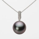 ギフト対応についてダイヤモンドをフロント部分に敷きつめ、アクセントにしたペンダント。シンプルなデザインながら、敷きつめられたダイヤモンドがさり気なく主張するデザインです。真珠が胸もとで揺れ、あなたの胸もとを印象付けます。真珠のサイズは12mm。このサイズはタヒチ産黒蝶真珠のやや大きめサイズです。色はレッドブラック。レッドブラックは、赤みを帯びたブラック系色です。ダークな色でありながら華やかさを感じさせる色です。この天然の特有の色は黒蝶真珠にしかない色です。テリ等級は★★★のテリのある真珠です。キズ等級は★★★★で、目立たない小さなちょっとしたキズがあります。真珠は自然の産物なので、真珠層が形成される過程で自然のキズができてしまいます。キズ等級の割合は、全生産量に対し、★★★★★＝0.1％、★★★★＝1％でグレーディングしています。形状はどのアイテムでも使用可能なラウンド。Moon Labelの厳しい品質基準に基づき、ラウンドは純粋な真円真珠のみを厳選しています。 Moon Label の黒蝶真珠は、タヒチ（フレンチポリネシア）産に限定してご提供しています。※この商品にはチェーンは付属していません。ペンダントトップのみの商品です。大月真珠は、パールネックレスのトップメーカーです。Moon Label は、大月真珠のインターネット・ブランドです。※真珠の色には個体差があります。真珠は、太陽光でご覧いただくのと、電灯の下でご覧いただくのでは見え方が変化します。電灯の色や光量などでも変わります。また、お客様のパソコンモニターのメーカーや設定などによっても、色の見え方には差が出ます。&nbsp;商品詳細品名12mm黒蝶真珠パールペンダントトップ（レッドブラック）型番NB00012R23RB01489W-Tサイズ黒蝶真珠・12mm色レッドブラック形ラウンドキズ等級★★★★（5段階評価）テリ等級★★★（5段階評価）素材・詳細K18WG（ホワイトゴールド）、ダイヤモンド・0.08ct真珠の産地タヒチ（フレンチポリネシア）付属品保証書この商品にはチェーンの付属したタイプもあります。チェーン付き商品はこちらから。&nbsp;&nbsp;&nbsp;日本でも、世界でも、アコヤ真珠の高級品の30%以上は当社製です。Moon Label は、パールネックレスのトップメーカーである大月真珠のインターネット・ブランドです。大月真珠は、アコヤ真珠の1級品（1級が最高級）の取扱量で30%以上のトップシェア（共販実績）を誇る会社です。言い換えれば、日本でも、世界でも、アコヤ真珠の高級品では、流通している商品の30%以上は当社製です。そのため、他社（他店）でご購入されていても、30%以上の確率で当社製の真珠をご購入されている可能性が高いと言えます。黒蝶真珠、白蝶真珠（ホワイト系、ゴールド系）においてもトップクラスの取扱量を誇っています。真珠の一貫メーカーが運営するオンラインショップです。大月真珠は、卸しの会社として名を知られた会社ですが、真珠の養殖から加工、販売までをおこなう一貫メーカーです。パールネックレスのメーカーとしては、国内で最も多くのネックレスを製作しています。真珠ルースについても国内最大量の供給元です。日本で一貫メーカーと呼べる会社は数社しか存在しません。トップメーカーが運営するショップなので、はじめての方でも安心してご購入いただけます。&nbsp;他社（他店）製の真珠と品質を比較してください。Moon Label で取り扱っている真珠はすべて自社で加工・製作した商品（金具、チェーンを除く）です。 そのため、商品には自信と責任を持ってお届けしています。ご購入後、他社（他店）の真珠と比較していただければ、その違いがお分かりになるはずです。パールジュエリーの種類は国内最大です。パールジュエリーの種類は、アコヤ真珠をはじめ、黒蝶真珠、白蝶真珠など、常時20,000種類以上を取り揃え、パールジュエリーの種類は国内最大です。現在、真珠を取り扱っているオンラインショップで、これだけの種類を揃えているところは存在しません。また、小売店舗の場合でも、現実的には店舗にストックできる在庫点数が限られるため、これだけの商品点数を揃えることは不可能です。Moon Label はインターネットでしか実現できなかったショップなのです。&nbsp;世界が認めた品質基準の商品をお届けします。大月真珠は、1975年以来、日本の真珠輸出額でトップ（日本真珠輸出加工組合統計）の座を守り続けています。世界の宝飾ブランドをはじめとするジュエラーが大月真珠の品質を認め、商品として採用をいただいています。この実績が、ワールド・スタンダードの証です。全生産量をベースとした明確なグレーディングを実施しています。Moon Label でご提供している商品も、このハイレベルの品質基準に基づいて製作されています。Moon Label のグレーディング（品質基準）は、在庫における相対比較ではなく、全生産量をベースとした明確なグレーディングです。また、すべての商品に、基本保証として1年間の無償修理保証が付いていますので、安心してお買い求めいただけます。Moon Label で取り扱っている真珠は、品質管理の観点から、貝種（真珠の種類）ごとに産地を限定しています。アコヤ真珠はすべて日本産、黒蝶真珠はフレンチポリネシア（タヒチ）産、白蝶真珠はオーストラリアとインドネシア産に限定してご提供しています。&nbsp;&nbsp;真珠の価値を決める要素としては、大きさ（サイズ）のほか、色、形、キズ、テリ（光沢）、巻きの6つの要素があります。Moon Label ではすべての真珠で大月真珠のグレーディングシステムに基づき、厳格な品質管理基準をクリアした商品のみを取り扱っています。 Moon Label の品質基準は、在庫のおける相対的な品質評価ではなく、黒蝶真珠の全生産量からの出現率をベースとした、絶対的な品質評価を品質基準としています。&nbsp;&nbsp;&nbsp;&nbsp;&nbsp;&nbsp;&nbsp;&nbsp;