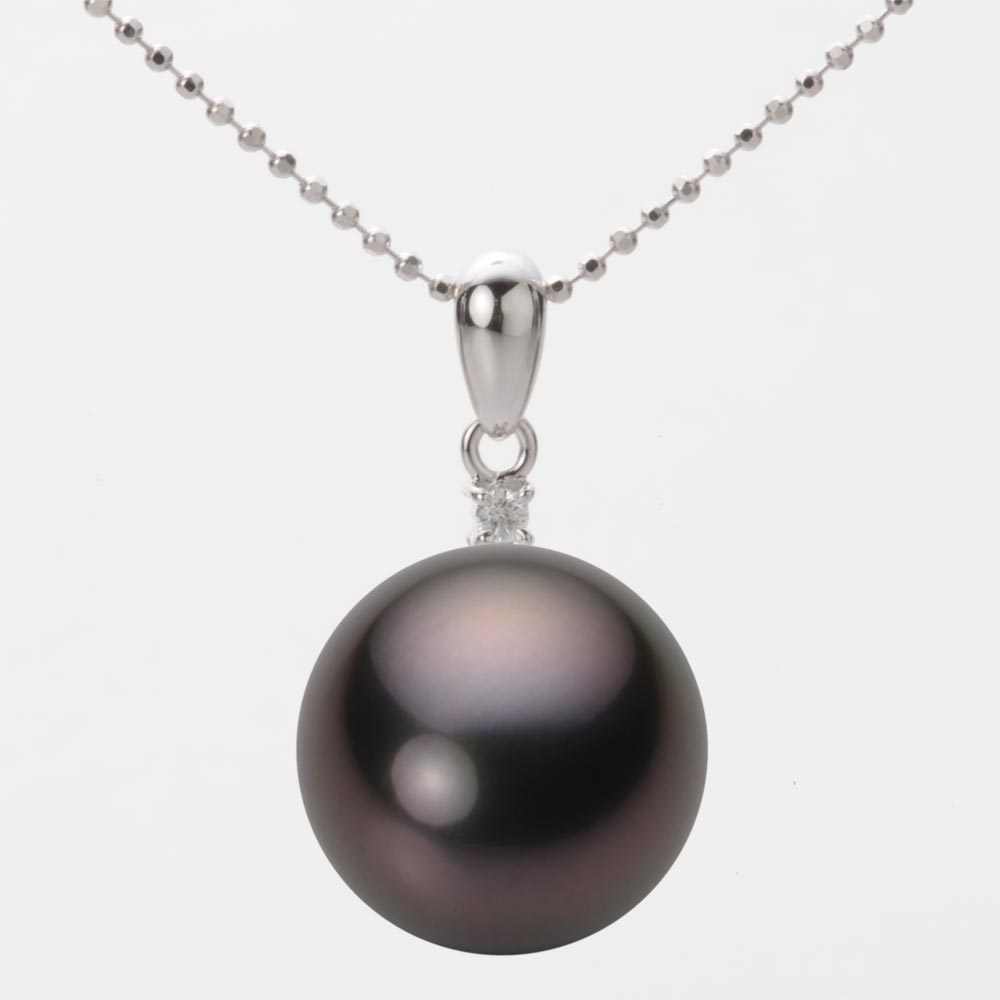 ギフト対応について丸みを帯びた曲線のフォルムが特徴のオーソドックスなデザインのペンダント。ダイヤモンドと真珠がやさしくあなたの胸もとで揺れます。上品な女性らしいイメージのペンダントです。真珠のサイズは14mm。このサイズはタヒチ産黒蝶真珠ではかなり大きいサイズです。色はブラック。黒蝶真珠はブラックパールとも呼ばれるため、黒い色の真珠をイメージされる方も多いはず。このブラックは、そのイメージ通りのダークなブラック系色です。この天然の特有の色は黒蝶真珠にしかない色です。キズは最高等級・★★★★★のほぼ無キズの希少品で、テリ等級は★★★★のテリの強い真珠です。キズ等級は、全生産量に対し、わずか0.1％の割合でグレーディングしています。形状はどのアイテムでも使用可能なラウンド。Moon Labelの厳しい品質基準に基づき、ラウンドは純粋な真円真珠のみを厳選しています。 Moon Label の黒蝶真珠は、タヒチ（フレンチポリネシア）産に限定してご提供しています。※この商品にはチェーンは付属していません。ペンダントトップのみの商品です。大月真珠は、パールネックレスのトップメーカーです。Moon Label は、大月真珠のインターネット・ブランドです。※真珠の色には個体差があります。真珠は、太陽光でご覧いただくのと、電灯の下でご覧いただくのでは見え方が変化します。電灯の色や光量などでも変わります。また、お客様のパソコンモニターのメーカーや設定などによっても、色の見え方には差が出ます。&nbsp;商品詳細品名14mm黒蝶真珠パールペンダントトップ（ブラック）型番NB00014R12BK0904W0-Tサイズ黒蝶真珠・14mm色ブラック形ラウンドキズ等級★★★★★（5段階評価）テリ等級★★★★（5段階評価）素材・詳細K18WG（ホワイトゴールド）、ダイヤモンド・0.03ct真珠の産地タヒチ（フレンチポリネシア）付属品保証書この商品にはチェーンの付属したタイプもあります。チェーン付き商品はこちらから。&nbsp;&nbsp;&nbsp;日本でも、世界でも、アコヤ真珠の高級品の30%以上は当社製です。Moon Label は、パールネックレスのトップメーカーである大月真珠のインターネット・ブランドです。大月真珠は、アコヤ真珠の1級品（1級が最高級）の取扱量で30%以上のトップシェア（共販実績）を誇る会社です。言い換えれば、日本でも、世界でも、アコヤ真珠の高級品では、流通している商品の30%以上は当社製です。そのため、他社（他店）でご購入されていても、30%以上の確率で当社製の真珠をご購入されている可能性が高いと言えます。黒蝶真珠、白蝶真珠（ホワイト系、ゴールド系）においてもトップクラスの取扱量を誇っています。真珠の一貫メーカーが運営するオンラインショップです。大月真珠は、卸しの会社として名を知られた会社ですが、真珠の養殖から加工、販売までをおこなう一貫メーカーです。パールネックレスのメーカーとしては、国内で最も多くのネックレスを製作しています。真珠ルースについても国内最大量の供給元です。日本で一貫メーカーと呼べる会社は数社しか存在しません。トップメーカーが運営するショップなので、はじめての方でも安心してご購入いただけます。&nbsp;他社（他店）製の真珠と品質を比較してください。Moon Label で取り扱っている真珠はすべて自社で加工・製作した商品（金具、チェーンを除く）です。 そのため、商品には自信と責任を持ってお届けしています。ご購入後、他社（他店）の真珠と比較していただければ、その違いがお分かりになるはずです。パールジュエリーの種類は国内最大です。パールジュエリーの種類は、アコヤ真珠をはじめ、黒蝶真珠、白蝶真珠など、常時20,000種類以上を取り揃え、パールジュエリーの種類は国内最大です。現在、真珠を取り扱っているオンラインショップで、これだけの種類を揃えているところは存在しません。また、小売店舗の場合でも、現実的には店舗にストックできる在庫点数が限られるため、これだけの商品点数を揃えることは不可能です。Moon Label はインターネットでしか実現できなかったショップなのです。&nbsp;世界が認めた品質基準の商品をお届けします。大月真珠は、1975年以来、日本の真珠輸出額でトップ（日本真珠輸出加工組合統計）の座を守り続けています。世界の宝飾ブランドをはじめとするジュエラーが大月真珠の品質を認め、商品として採用をいただいています。この実績が、ワールド・スタンダードの証です。全生産量をベースとした明確なグレーディングを実施しています。Moon Label でご提供している商品も、このハイレベルの品質基準に基づいて製作されています。Moon Label のグレーディング（品質基準）は、在庫における相対比較ではなく、全生産量をベースとした明確なグレーディングです。また、すべての商品に、基本保証として1年間の無償修理保証が付いていますので、安心してお買い求めいただけます。Moon Label で取り扱っている真珠は、品質管理の観点から、貝種（真珠の種類）ごとに産地を限定しています。アコヤ真珠はすべて日本産、黒蝶真珠はフレンチポリネシア（タヒチ）産、白蝶真珠はオーストラリアとインドネシア産に限定してご提供しています。&nbsp;&nbsp;真珠の価値を決める要素としては、大きさ（サイズ）のほか、色、形、キズ、テリ（光沢）、巻きの6つの要素があります。Moon Label ではすべての真珠で大月真珠のグレーディングシステムに基づき、厳格な品質管理基準をクリアした商品のみを取り扱っています。 Moon Label の品質基準は、在庫のおける相対的な品質評価ではなく、黒蝶真珠の全生産量からの出現率をベースとした、絶対的な品質評価を品質基準としています。&nbsp;&nbsp;&nbsp;&nbsp;&nbsp;&nbsp;&nbsp;&nbsp;