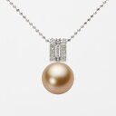 ギフト対応についてダイヤモンドをフロント部分に敷きつめたデザインのペンダント。ダイヤモンドと真珠の輝きがあなたの胸もとをやさしく演出するエレガントなデザインです。標準チェーンは、1.0mmのカットボールチェーンです。真珠のサイズは9mm。このサイズは白蝶真珠では最小に近いサイズです。9mmの生産量は近年少なくなっています。色はナチュラルゴールド。白蝶真珠のナチュラルゴールド系色は、見る人に華やかな印象を与え、着けている人を引き立ててくれます。キズは最高等級・★★★★★のほぼ無キズの希少品で、テリ等級は★★★のテリのある真珠です。キズ等級は、全生産量に対し、わずか0.1％の割合でグレーディングしています。形状はどのアイテムでも使用可能なラウンド。Moon Labelの厳しい品質基準に基づき、ラウンドは純粋な真円真珠のみを厳選しています。 Moon Label の白蝶真珠は、オーストラリア産、インドネシア産に限定してご提供しています。大月真珠は、パールネックレスのトップメーカーです。Moon Label は、大月真珠のインターネット・ブランドです。※真珠の色には個体差があります。真珠は、太陽光でご覧いただくのと、電灯の下でご覧いただくのでは見え方が変化します。電灯の色や光量などでも変わります。また、お客様のパソコンモニターのメーカーや設定などによっても、色の見え方には差が出ます。&nbsp;商品詳細品名9mm白蝶真珠ペンダント（ナチュラルゴールド）型番NW00009R13NG01278Wサイズ白蝶真珠（ゴールド系）・9mm色ナチュラルゴールド形ラウンドキズ等級★★★★★（5段階評価）テリ等級★★★（5段階評価）素材・詳細K18WG（ホワイトゴールド）、ダイヤモンド・0.1ct、チェーン・全長45cm（スライド式）真珠の産地インドネシア付属品保証書&nbsp;&nbsp;&nbsp;日本でも、世界でも、アコヤ真珠の高級品の30%以上は当社製です。Moon Label は、パールネックレスのトップメーカーである大月真珠のインターネット・ブランドです。大月真珠は、アコヤ真珠の1級品（1級が最高級）の取扱量で30%以上のトップシェア（共販実績）を誇る会社です。言い換えれば、日本でも、世界でも、アコヤ真珠の高級品では、流通している商品の30%以上は当社製です。そのため、他社（他店）でご購入されていても、30%以上の確率で当社製の真珠をご購入されている可能性が高いと言えます。黒蝶真珠、白蝶真珠（ホワイト系、ゴールド系）においてもトップクラスの取扱量を誇っています。真珠の一貫メーカーが運営するオンラインショップです。大月真珠は、卸しの会社として名を知られた会社ですが、真珠の養殖から加工、販売までをおこなう一貫メーカーです。パールネックレスのメーカーとしては、国内で最も多くのネックレスを製作しています。真珠ルースについても国内最大量の供給元です。日本で一貫メーカーと呼べる会社は数社しか存在しません。トップメーカーが運営するショップなので、はじめての方でも安心してご購入いただけます。&nbsp;他社（他店）製の真珠と品質を比較してください。Moon Label で取り扱っている真珠はすべて自社で加工・製作した商品（金具、チェーンを除く）です。 そのため、商品には自信と責任を持ってお届けしています。ご購入後、他社（他店）の真珠と比較していただければ、その違いがお分かりになるはずです。パールジュエリーの種類は国内最大です。パールジュエリーの種類は、アコヤ真珠をはじめ、黒蝶真珠、白蝶真珠など、常時20,000種類以上を取り揃え、パールジュエリーの種類は国内最大です。現在、真珠を取り扱っているオンラインショップで、これだけの種類を揃えているところは存在しません。また、小売店舗の場合でも、現実的には店舗にストックできる在庫点数が限られるため、これだけの商品点数を揃えることは不可能です。Moon Label はインターネットでしか実現できなかったショップなのです。&nbsp;世界が認めた品質基準の商品をお届けします。大月真珠は、1975年以来、日本の真珠輸出額でトップ（日本真珠輸出加工組合統計）の座を守り続けています。世界の宝飾ブランドをはじめとするジュエラーが大月真珠の品質を認め、商品として採用をいただいています。この実績が、ワールド・スタンダードの証です。全生産量をベースとした明確なグレーディングを実施しています。Moon Label でご提供している商品も、このハイレベルの品質基準に基づいて製作されています。Moon Label のグレーディング（品質基準）は、在庫における相対比較ではなく、全生産量をベースとした明確なグレーディングです。また、すべての商品に、基本保証として1年間の無償修理保証が付いていますので、安心してお買い求めいただけます。Moon Label で取り扱っている真珠は、品質管理の観点から、貝種（真珠の種類）ごとに産地を限定しています。アコヤ真珠はすべて日本産、黒蝶真珠はフレンチポリネシア（タヒチ）産、白蝶真珠はオーストラリアとインドネシア産に限定してご提供しています。&nbsp;&nbsp;真珠の価値を決める要素としては、大きさ（サイズ）のほか、色、形、キズ、テリ（光沢）、巻きの6つの要素があります。Moon Label ではすべての真珠で大月真珠のグレーディングシステムに基づき、厳格な品質管理基準をクリアした商品のみを取り扱っています。 Moon Label の品質基準は、在庫のおける相対的な品質評価ではなく、白蝶真珠の全生産量からの出現率をベースとした、絶対的な品質評価を品質基準としています。&nbsp;&nbsp;&nbsp;&nbsp;&nbsp;&nbsp;&nbsp;&nbsp;