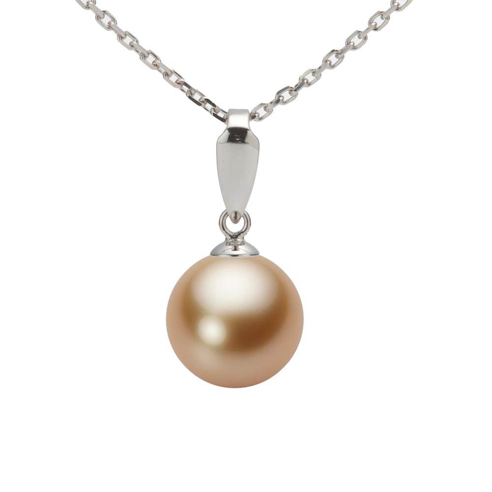 ギフト対応について真珠とK18WG（ホワイトゴールド）だけのシンプルなペンダント。真珠の美しさを強調するデザインで、K18WG（ホワイトゴールド）のペンダントトップの下で真珠が輝きます。真珠のサイズは9mm。このサイズは白蝶真珠では最小に近いサイズです。9mmの生産量は近年少なくなっています。色はナチュラルゴールド。白蝶真珠のナチュラルゴールド系色は、見る人に華やかな印象を与え、着けている人を引き立ててくれます。キズは最高等級・★★★★★のほぼ無キズの希少品で、テリ等級は★★★のテリのある真珠です。キズ等級は、全生産量に対し、わずか0.1％の割合でグレーディングしています。形状はどのアイテムでも使用可能なラウンド。Moon Labelの厳しい品質基準に基づき、ラウンドは純粋な真円真珠のみを厳選しています。 Moon Label の白蝶真珠は、オーストラリア産、インドネシア産に限定してご提供しています。※この商品にはチェーンは付属していません。ペンダントトップのみの商品です。大月真珠は、パールネックレスのトップメーカーです。Moon Label は、大月真珠のインターネット・ブランドです。※真珠の色には個体差があります。真珠は、太陽光でご覧いただくのと、電灯の下でご覧いただくのでは見え方が変化します。電灯の色や光量などでも変わります。また、お客様のパソコンモニターのメーカーや設定などによっても、色の見え方には差が出ます。&nbsp;商品詳細品名9mm白蝶真珠パールペンダントトップ（ライトゴールド）型番NW00009R13NG0ZB5LW-Tサイズ白蝶真珠（ゴールド系）・9mm色ナチュラルゴールド形ラウンドキズ等級★★★★★（5段階評価）テリ等級★★★（5段階評価）素材・詳細K18WG（ホワイトゴールド）真珠の産地インドネシア付属品保証書この商品にはチェーンの付属したタイプもあります。チェーン付き商品はこちらから。&nbsp;&nbsp;&nbsp;日本でも、世界でも、アコヤ真珠の高級品の30%以上は当社製です。Moon Label は、パールネックレスのトップメーカーである大月真珠のインターネット・ブランドです。大月真珠は、アコヤ真珠の1級品（1級が最高級）の取扱量で30%以上のトップシェア（共販実績）を誇る会社です。言い換えれば、日本でも、世界でも、アコヤ真珠の高級品では、流通している商品の30%以上は当社製です。そのため、他社（他店）でご購入されていても、30%以上の確率で当社製の真珠をご購入されている可能性が高いと言えます。黒蝶真珠、白蝶真珠（ホワイト系、ゴールド系）においてもトップクラスの取扱量を誇っています。真珠の一貫メーカーが運営するオンラインショップです。大月真珠は、卸しの会社として名を知られた会社ですが、真珠の養殖から加工、販売までをおこなう一貫メーカーです。パールネックレスのメーカーとしては、国内で最も多くのネックレスを製作しています。真珠ルースについても国内最大量の供給元です。日本で一貫メーカーと呼べる会社は数社しか存在しません。トップメーカーが運営するショップなので、はじめての方でも安心してご購入いただけます。&nbsp;他社（他店）製の真珠と品質を比較してください。Moon Label で取り扱っている真珠はすべて自社で加工・製作した商品（金具、チェーンを除く）です。 そのため、商品には自信と責任を持ってお届けしています。ご購入後、他社（他店）の真珠と比較していただければ、その違いがお分かりになるはずです。パールジュエリーの種類は国内最大です。パールジュエリーの種類は、アコヤ真珠をはじめ、黒蝶真珠、白蝶真珠など、常時20,000種類以上を取り揃え、パールジュエリーの種類は国内最大です。現在、真珠を取り扱っているオンラインショップで、これだけの種類を揃えているところは存在しません。また、小売店舗の場合でも、現実的には店舗にストックできる在庫点数が限られるため、これだけの商品点数を揃えることは不可能です。Moon Label はインターネットでしか実現できなかったショップなのです。&nbsp;世界が認めた品質基準の商品をお届けします。大月真珠は、1975年以来、日本の真珠輸出額でトップ（日本真珠輸出加工組合統計）の座を守り続けています。世界の宝飾ブランドをはじめとするジュエラーが大月真珠の品質を認め、商品として採用をいただいています。この実績が、ワールド・スタンダードの証です。全生産量をベースとした明確なグレーディングを実施しています。Moon Label でご提供している商品も、このハイレベルの品質基準に基づいて製作されています。Moon Label のグレーディング（品質基準）は、在庫における相対比較ではなく、全生産量をベースとした明確なグレーディングです。また、すべての商品に、基本保証として1年間の無償修理保証が付いていますので、安心してお買い求めいただけます。Moon Label で取り扱っている真珠は、品質管理の観点から、貝種（真珠の種類）ごとに産地を限定しています。アコヤ真珠はすべて日本産、黒蝶真珠はフレンチポリネシア（タヒチ）産、白蝶真珠はオーストラリアとインドネシア産に限定してご提供しています。&nbsp;&nbsp;真珠の価値を決める要素としては、大きさ（サイズ）のほか、色、形、キズ、テリ（光沢）、巻きの6つの要素があります。Moon Label ではすべての真珠で大月真珠のグレーディングシステムに基づき、厳格な品質管理基準をクリアした商品のみを取り扱っています。 Moon Label の品質基準は、在庫のおける相対的な品質評価ではなく、白蝶真珠の全生産量からの出現率をベースとした、絶対的な品質評価を品質基準としています。&nbsp;&nbsp;&nbsp;&nbsp;&nbsp;&nbsp;&nbsp;&nbsp;