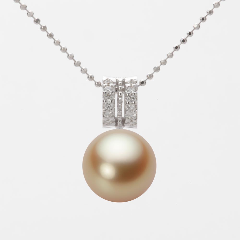 ギフト対応についてダイヤモンドをフロント部分に敷きつめたデザインのペンダント。ダイヤモンドと真珠の輝きがあなたの胸もとをやさしく演出するエレガントなデザインです。真珠のサイズは10mm。このサイズは白蝶真珠ではやや小さめサイズです。10mmの生産量も近年減ってきています。色はライトゴールド。白蝶真珠のライトゴールド系色は、明るい色で見る人に爽やかな印象を与え、さり気なく着けている人を輝かせます。キズ等級、テリ等級とも最高等級の★★★★★で、ほぼ無キズでとてもテリの強い希少性の高い真珠です。キズ等級は、全生産量に対し、わずか0.1％の割合でグレーディングしています。形状はどのアイテムでも使用可能なラウンド。Moon Labelの厳しい品質基準に基づき、ラウンドは純粋な真円真珠のみを厳選しています。 Moon Label の白蝶真珠は、オーストラリア産、インドネシア産に限定してご提供しています。※この商品にはチェーンは付属していません。ペンダントトップのみの商品です。大月真珠は、パールネックレスのトップメーカーです。Moon Label は、大月真珠のインターネット・ブランドです。※真珠の色には個体差があります。真珠は、太陽光でご覧いただくのと、電灯の下でご覧いただくのでは見え方が変化します。電灯の色や光量などでも変わります。また、お客様のパソコンモニターのメーカーや設定などによっても、色の見え方には差が出ます。&nbsp;商品詳細品名10mm白蝶真珠パールペンダントトップ（ライトゴールド）型番NW00010R11LG01278W-Tサイズ白蝶真珠（ゴールド系）・10mm色ライトゴールド形ラウンドキズ等級★★★★★（5段階評価）テリ等級★★★★★（5段階評価）素材・詳細K18WG（ホワイトゴールド）、ダイヤモンド・0.1ct真珠の産地インドネシア付属品保証書この商品にはチェーンの付属したタイプもあります。チェーン付き商品はこちらから。&nbsp;&nbsp;&nbsp;日本でも、世界でも、アコヤ真珠の高級品の30%以上は当社製です。Moon Label は、パールネックレスのトップメーカーである大月真珠のインターネット・ブランドです。大月真珠は、アコヤ真珠の1級品（1級が最高級）の取扱量で30%以上のトップシェア（共販実績）を誇る会社です。言い換えれば、日本でも、世界でも、アコヤ真珠の高級品では、流通している商品の30%以上は当社製です。そのため、他社（他店）でご購入されていても、30%以上の確率で当社製の真珠をご購入されている可能性が高いと言えます。黒蝶真珠、白蝶真珠（ホワイト系、ゴールド系）においてもトップクラスの取扱量を誇っています。真珠の一貫メーカーが運営するオンラインショップです。大月真珠は、卸しの会社として名を知られた会社ですが、真珠の養殖から加工、販売までをおこなう一貫メーカーです。パールネックレスのメーカーとしては、国内で最も多くのネックレスを製作しています。真珠ルースについても国内最大量の供給元です。日本で一貫メーカーと呼べる会社は数社しか存在しません。トップメーカーが運営するショップなので、はじめての方でも安心してご購入いただけます。&nbsp;他社（他店）製の真珠と品質を比較してください。Moon Label で取り扱っている真珠はすべて自社で加工・製作した商品（金具、チェーンを除く）です。 そのため、商品には自信と責任を持ってお届けしています。ご購入後、他社（他店）の真珠と比較していただければ、その違いがお分かりになるはずです。パールジュエリーの種類は国内最大です。パールジュエリーの種類は、アコヤ真珠をはじめ、黒蝶真珠、白蝶真珠など、常時20,000種類以上を取り揃え、パールジュエリーの種類は国内最大です。現在、真珠を取り扱っているオンラインショップで、これだけの種類を揃えているところは存在しません。また、小売店舗の場合でも、現実的には店舗にストックできる在庫点数が限られるため、これだけの商品点数を揃えることは不可能です。Moon Label はインターネットでしか実現できなかったショップなのです。&nbsp;世界が認めた品質基準の商品をお届けします。大月真珠は、1975年以来、日本の真珠輸出額でトップ（日本真珠輸出加工組合統計）の座を守り続けています。世界の宝飾ブランドをはじめとするジュエラーが大月真珠の品質を認め、商品として採用をいただいています。この実績が、ワールド・スタンダードの証です。全生産量をベースとした明確なグレーディングを実施しています。Moon Label でご提供している商品も、このハイレベルの品質基準に基づいて製作されています。Moon Label のグレーディング（品質基準）は、在庫における相対比較ではなく、全生産量をベースとした明確なグレーディングです。また、すべての商品に、基本保証として1年間の無償修理保証が付いていますので、安心してお買い求めいただけます。Moon Label で取り扱っている真珠は、品質管理の観点から、貝種（真珠の種類）ごとに産地を限定しています。アコヤ真珠はすべて日本産、黒蝶真珠はフレンチポリネシア（タヒチ）産、白蝶真珠はオーストラリアとインドネシア産に限定してご提供しています。&nbsp;&nbsp;真珠の価値を決める要素としては、大きさ（サイズ）のほか、色、形、キズ、テリ（光沢）、巻きの6つの要素があります。Moon Label ではすべての真珠で大月真珠のグレーディングシステムに基づき、厳格な品質管理基準をクリアした商品のみを取り扱っています。 Moon Label の品質基準は、在庫のおける相対的な品質評価ではなく、白蝶真珠の全生産量からの出現率をベースとした、絶対的な品質評価を品質基準としています。&nbsp;&nbsp;&nbsp;&nbsp;&nbsp;&nbsp;&nbsp;&nbsp;