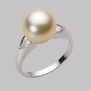 ギフト対応について真珠を引き立てるためにセンターの左右にトリリアントカットのダイヤモンドをあしらったデザインのリング。ダイヤモンドと真珠が輝きあい、しっかりとしたアームが指もとに存在感と華やかさを上品に演出します。真珠のサイズは10mm。このサイズは白蝶真珠ではやや小さめサイズです。10mmの生産量も近年減ってきています。色はライトゴールド。白蝶真珠のライトゴールド系色は、明るい色で見る人に爽やかな印象を与え、さり気なく着けている人を輝かせます。キズは最高等級・★★★★★のほぼ無キズの希少品で、テリ等級は★★★★のテリの強い真珠です。キズ等級は、全生産量に対し、わずか0.1％の割合でグレーディングしています。形状はどのアイテムでも使用可能なラウンド。Moon Labelの厳しい品質基準に基づき、ラウンドは純粋な真円真珠のみを厳選しています。 Moon Label の白蝶真珠は、オーストラリア産、インドネシア産に限定してご提供しています。大月真珠は、パールネックレス＆ジュエリーのトップメーカーです。Moon Label は、大月真珠のインターネット・ブランドです。※真珠の色には個体差があります。真珠は、太陽光でご覧いただくのと、電灯の下でご覧いただくのでは見え方が変化します。電灯の色や光量などでも変わります。また、お客様のパソコンモニターのメーカーや設定などによっても、色の見え方には差が出ます。&nbsp;商品詳細品名10mm白蝶真珠リング（ライトゴールド）型番NW00010R12LG0D01W0サイズ白蝶真珠（ゴールド系）・10mm色ライトゴールド形ラウンドキズ等級★★★★★（5段階評価）テリ等級★★★★（5段階評価）素材・詳細K18WG（ホワイトゴールド）、ダイヤモンド・0.1ct真珠の産地インドネシア付属品保証書&nbsp;&nbsp;&nbsp;日本でも、世界でも、アコヤ真珠の高級品の30%以上は当社製です。Moon Label は、パールネックレスのトップメーカーである大月真珠のインターネット・ブランドです。大月真珠は、アコヤ真珠の1級品（1級が最高級）の取扱量で30%以上のトップシェア（共販実績）を誇る会社です。言い換えれば、日本でも、世界でも、アコヤ真珠の高級品では、流通している商品の30%以上は当社製です。そのため、他社（他店）でご購入されていても、30%以上の確率で当社製の真珠をご購入されている可能性が高いと言えます。黒蝶真珠、白蝶真珠（ホワイト系、ゴールド系）においてもトップクラスの取扱量を誇っています。真珠の一貫メーカーが運営するオンラインショップです。大月真珠は、卸しの会社として名を知られた会社ですが、真珠の養殖から加工、販売までをおこなう一貫メーカーです。パールネックレスのメーカーとしては、国内で最も多くのネックレスを製作しています。真珠ルースについても国内最大量の供給元です。日本で一貫メーカーと呼べる会社は数社しか存在しません。トップメーカーが運営するショップなので、はじめての方でも安心してご購入いただけます。&nbsp;他社（他店）製の真珠と品質を比較してください。Moon Label で取り扱っている真珠はすべて自社で加工・製作した商品（金具、チェーンを除く）です。 そのため、商品には自信と責任を持ってお届けしています。ご購入後、他社（他店）の真珠と比較していただければ、その違いがお分かりになるはずです。パールジュエリーの種類は国内最大です。パールジュエリーの種類は、アコヤ真珠をはじめ、黒蝶真珠、白蝶真珠など、常時20,000種類以上を取り揃え、パールジュエリーの種類は国内最大です。現在、真珠を取り扱っているオンラインショップで、これだけの種類を揃えているところは存在しません。また、小売店舗の場合でも、現実的には店舗にストックできる在庫点数が限られるため、これだけの商品点数を揃えることは不可能です。Moon Label はインターネットでしか実現できなかったショップなのです。&nbsp;世界が認めた品質基準の商品をお届けします。大月真珠は、1975年以来、日本の真珠輸出額でトップ（日本真珠輸出加工組合統計）の座を守り続けています。世界の宝飾ブランドをはじめとするジュエラーが大月真珠の品質を認め、商品として採用をいただいています。この実績が、ワールド・スタンダードの証です。全生産量をベースとした明確なグレーディングを実施しています。Moon Label でご提供している商品も、このハイレベルの品質基準に基づいて製作されています。Moon Label のグレーディング（品質基準）は、在庫における相対比較ではなく、全生産量をベースとした明確なグレーディングです。また、すべての商品に、基本保証として1年間の無償修理保証が付いていますので、安心してお買い求めいただけます。Moon Label で取り扱っている真珠は、品質管理の観点から、貝種（真珠の種類）ごとに産地を限定しています。アコヤ真珠はすべて日本産、黒蝶真珠はフレンチポリネシア（タヒチ）産、白蝶真珠はオーストラリアとインドネシア産に限定してご提供しています。&nbsp;&nbsp;真珠の価値を決める要素としては、大きさ（サイズ）のほか、色、形、キズ、テリ（光沢）、巻きの6つの要素があります。Moon Label ではすべての真珠で大月真珠のグレーディングシステムに基づき、厳格な品質管理基準をクリアした商品のみを取り扱っています。 Moon Label の品質基準は、在庫のおける相対的な品質評価ではなく、白蝶真珠の全生産量からの出現率をベースとした、絶対的な品質評価を品質基準としています。&nbsp;&nbsp;&nbsp;&nbsp;&nbsp;&nbsp;&nbsp;&nbsp;