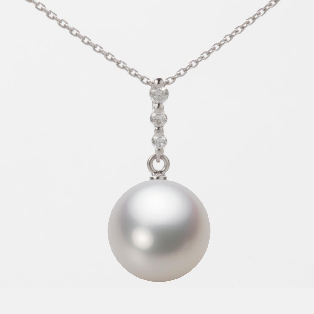 ギフト対応についてダイヤモンド3粒を縦にあしらったデザインのペンダント。ダイヤモンドは下へ向かって小振りになり、真珠の輝きを強調するフォルムのデザインです。ダイヤモンドが真珠を引き立て、あなたの胸もとで真珠が揺れます。標準チェーンは、0.28mmのアズキチェーンです。真珠のサイズは11mm。このサイズは白蝶真珠のポピュラーなサイズです。色はホワイト。白蝶真珠のホワイト系色は、ナチュラルな自然のホワイトなのでどのような時にも使えます。テリ等級は★★★★のテリの強い真珠です。キズ等級は★★★★で、目立たない小さなちょっとしたキズがあります。真珠は自然の産物なので、真珠層が形成される過程で自然のキズができてしまいます。キズ等級の割合は、全生産量に対し、★★★★★＝0.1％、★★★★＝1％でグレーディングしています。形状はどのアイテムでも使用可能なラウンド。Moon Labelの厳しい品質基準に基づき、ラウンドは純粋な真円真珠のみを厳選しています。 Moon Label の白蝶真珠は、オーストラリア産、インドネシア産に限定してご提供しています。大月真珠は、パールネックレスのトップメーカーです。Moon Label は、大月真珠のインターネット・ブランドです。※真珠の色には個体差があります。真珠は、太陽光でご覧いただくのと、電灯の下でご覧いただくのでは見え方が変化します。電灯の色や光量などでも変わります。また、お客様のパソコンモニターのメーカーや設定などによっても、色の見え方には差が出ます。&nbsp;商品詳細品名11mm白蝶真珠ペンダント（ホワイト）型番NW00011R22WH0797W0サイズ白蝶真珠（ホワイト系）・11mm色ホワイト形ラウンドキズ等級★★★★（5段階評価）テリ等級★★★★（5段階評価）素材・詳細K18WG（ホワイトゴールド）、ダイヤモンド・0.08ct、チェーン・全長45cm（スライド式）真珠の産地オーストラリア付属品保証書&nbsp;&nbsp;&nbsp;日本でも、世界でも、アコヤ真珠の高級品の30%以上は当社製です。Moon Label は、パールネックレスのトップメーカーである大月真珠のインターネット・ブランドです。大月真珠は、アコヤ真珠の1級品（1級が最高級）の取扱量で30%以上のトップシェア（共販実績）を誇る会社です。言い換えれば、日本でも、世界でも、アコヤ真珠の高級品では、流通している商品の30%以上は当社製です。そのため、他社（他店）でご購入されていても、30%以上の確率で当社製の真珠をご購入されている可能性が高いと言えます。黒蝶真珠、白蝶真珠（ホワイト系、ゴールド系）においてもトップクラスの取扱量を誇っています。真珠の一貫メーカーが運営するオンラインショップです。大月真珠は、卸しの会社として名を知られた会社ですが、真珠の養殖から加工、販売までをおこなう一貫メーカーです。パールネックレスのメーカーとしては、国内で最も多くのネックレスを製作しています。真珠ルースについても国内最大量の供給元です。日本で一貫メーカーと呼べる会社は数社しか存在しません。トップメーカーが運営するショップなので、はじめての方でも安心してご購入いただけます。&nbsp;他社（他店）製の真珠と品質を比較してください。Moon Label で取り扱っている真珠はすべて自社で加工・製作した商品（金具、チェーンを除く）です。 そのため、商品には自信と責任を持ってお届けしています。ご購入後、他社（他店）の真珠と比較していただければ、その違いがお分かりになるはずです。パールジュエリーの種類は国内最大です。パールジュエリーの種類は、アコヤ真珠をはじめ、黒蝶真珠、白蝶真珠など、常時20,000種類以上を取り揃え、パールジュエリーの種類は国内最大です。現在、真珠を取り扱っているオンラインショップで、これだけの種類を揃えているところは存在しません。また、小売店舗の場合でも、現実的には店舗にストックできる在庫点数が限られるため、これだけの商品点数を揃えることは不可能です。Moon Label はインターネットでしか実現できなかったショップなのです。&nbsp;世界が認めた品質基準の商品をお届けします。大月真珠は、1975年以来、日本の真珠輸出額でトップ（日本真珠輸出加工組合統計）の座を守り続けています。世界の宝飾ブランドをはじめとするジュエラーが大月真珠の品質を認め、商品として採用をいただいています。この実績が、ワールド・スタンダードの証です。全生産量をベースとした明確なグレーディングを実施しています。Moon Label でご提供している商品も、このハイレベルの品質基準に基づいて製作されています。Moon Label のグレーディング（品質基準）は、在庫における相対比較ではなく、全生産量をベースとした明確なグレーディングです。また、すべての商品に、基本保証として1年間の無償修理保証が付いていますので、安心してお買い求めいただけます。Moon Label で取り扱っている真珠は、品質管理の観点から、貝種（真珠の種類）ごとに産地を限定しています。アコヤ真珠はすべて日本産、黒蝶真珠はフレンチポリネシア（タヒチ）産、白蝶真珠はオーストラリアとインドネシア産に限定してご提供しています。&nbsp;&nbsp;真珠の価値を決める要素としては、大きさ（サイズ）のほか、色、形、キズ、テリ（光沢）、巻きの6つの要素があります。Moon Label ではすべての真珠で大月真珠のグレーディングシステムに基づき、厳格な品質管理基準をクリアした商品のみを取り扱っています。 Moon Label の品質基準は、在庫のおける相対的な品質評価ではなく、白蝶真珠の全生産量からの出現率をベースとした、絶対的な品質評価を品質基準としています。&nbsp;&nbsp;&nbsp;&nbsp;&nbsp;&nbsp;&nbsp;&nbsp;