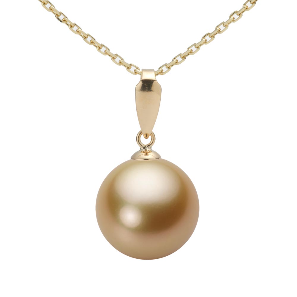 ギフト対応について真珠とK18YG（イエローゴールド）だけのシンプルなペンダント。真珠の美しさを強調するデザインで、K18YG（イエローゴールド）のペンダントトップの下で真珠が輝きます。真珠のサイズは12mm。このサイズは白蝶真珠の少し大きめなサイズです。色はナチュラルゴールド。白蝶真珠のナチュラルゴールド系色は、見る人に華やかな印象を与え、着けている人を引き立ててくれます。キズは最高等級・★★★★★のほぼ無キズの希少品で、テリ等級は★★★★のテリの強い真珠です。キズ等級は、全生産量に対し、わずか0.1％の割合でグレーディングしています。形状はどのアイテムでも使用可能なラウンド。Moon Labelの厳しい品質基準に基づき、ラウンドは純粋な真円真珠のみを厳選しています。 Moon Label の白蝶真珠は、オーストラリア産、インドネシア産に限定してご提供しています。※この商品にはチェーンは付属していません。ペンダントトップのみの商品です。大月真珠は、パールネックレスのトップメーカーです。Moon Label は、大月真珠のインターネット・ブランドです。※真珠の色には個体差があります。真珠は、太陽光でご覧いただくのと、電灯の下でご覧いただくのでは見え方が変化します。電灯の色や光量などでも変わります。また、お客様のパソコンモニターのメーカーや設定などによっても、色の見え方には差が出ます。&nbsp;商品詳細品名12mm白蝶真珠パールペンダントトップ（ライトゴールド）型番NW00012R12NG0KB5LY-Tサイズ白蝶真珠（ゴールド系）・10mm色ナチュラルゴールド形ラウンドキズ等級★★★★★（5段階評価）テリ等級★★★★（5段階評価）素材・詳細K18YG（イエローゴールド）真珠の産地インドネシア付属品保証書この商品にはチェーンの付属したタイプもあります。チェーン付き商品はこちらから。&nbsp;&nbsp;&nbsp;日本でも、世界でも、アコヤ真珠の高級品の30%以上は当社製です。Moon Label は、パールネックレスのトップメーカーである大月真珠のインターネット・ブランドです。大月真珠は、アコヤ真珠の1級品（1級が最高級）の取扱量で30%以上のトップシェア（共販実績）を誇る会社です。言い換えれば、日本でも、世界でも、アコヤ真珠の高級品では、流通している商品の30%以上は当社製です。そのため、他社（他店）でご購入されていても、30%以上の確率で当社製の真珠をご購入されている可能性が高いと言えます。黒蝶真珠、白蝶真珠（ホワイト系、ゴールド系）においてもトップクラスの取扱量を誇っています。真珠の一貫メーカーが運営するオンラインショップです。大月真珠は、卸しの会社として名を知られた会社ですが、真珠の養殖から加工、販売までをおこなう一貫メーカーです。パールネックレスのメーカーとしては、国内で最も多くのネックレスを製作しています。真珠ルースについても国内最大量の供給元です。日本で一貫メーカーと呼べる会社は数社しか存在しません。トップメーカーが運営するショップなので、はじめての方でも安心してご購入いただけます。&nbsp;他社（他店）製の真珠と品質を比較してください。Moon Label で取り扱っている真珠はすべて自社で加工・製作した商品（金具、チェーンを除く）です。 そのため、商品には自信と責任を持ってお届けしています。ご購入後、他社（他店）の真珠と比較していただければ、その違いがお分かりになるはずです。パールジュエリーの種類は国内最大です。パールジュエリーの種類は、アコヤ真珠をはじめ、黒蝶真珠、白蝶真珠など、常時20,000種類以上を取り揃え、パールジュエリーの種類は国内最大です。現在、真珠を取り扱っているオンラインショップで、これだけの種類を揃えているところは存在しません。また、小売店舗の場合でも、現実的には店舗にストックできる在庫点数が限られるため、これだけの商品点数を揃えることは不可能です。Moon Label はインターネットでしか実現できなかったショップなのです。&nbsp;世界が認めた品質基準の商品をお届けします。大月真珠は、1975年以来、日本の真珠輸出額でトップ（日本真珠輸出加工組合統計）の座を守り続けています。世界の宝飾ブランドをはじめとするジュエラーが大月真珠の品質を認め、商品として採用をいただいています。この実績が、ワールド・スタンダードの証です。全生産量をベースとした明確なグレーディングを実施しています。Moon Label でご提供している商品も、このハイレベルの品質基準に基づいて製作されています。Moon Label のグレーディング（品質基準）は、在庫における相対比較ではなく、全生産量をベースとした明確なグレーディングです。また、すべての商品に、基本保証として1年間の無償修理保証が付いていますので、安心してお買い求めいただけます。Moon Label で取り扱っている真珠は、品質管理の観点から、貝種（真珠の種類）ごとに産地を限定しています。アコヤ真珠はすべて日本産、黒蝶真珠はフレンチポリネシア（タヒチ）産、白蝶真珠はオーストラリアとインドネシア産に限定してご提供しています。&nbsp;&nbsp;真珠の価値を決める要素としては、大きさ（サイズ）のほか、色、形、キズ、テリ（光沢）、巻きの6つの要素があります。Moon Label ではすべての真珠で大月真珠のグレーディングシステムに基づき、厳格な品質管理基準をクリアした商品のみを取り扱っています。 Moon Label の品質基準は、在庫のおける相対的な品質評価ではなく、白蝶真珠の全生産量からの出現率をベースとした、絶対的な品質評価を品質基準としています。&nbsp;&nbsp;&nbsp;&nbsp;&nbsp;&nbsp;&nbsp;&nbsp;