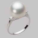 ギフト対応についてセンターに向かって絞り込まれたアームの左右にダイヤモンドをあしらったフェミニンなデザインのリング。真珠の輝きを両脇でダイヤモンドがやさしく包み込み、絞り込まれたアームがあなたの指もとを美しく見せます。真珠のサイズは12mm。このサイズは白蝶真珠の少し大きめなサイズです。色はホワイト。白蝶真珠のホワイト系色は、ナチュラルな自然のホワイトなのでどのような時にも使えます。テリ等級は★★★★のテリの強い真珠です。キズ等級は★★★★で、目立たない小さなちょっとしたキズがあります。真珠は自然の産物なので、真珠層が形成される過程で自然のキズができてしまいます。キズ等級の割合は、全生産量に対し、★★★★★＝0.1％、★★★★＝1％でグレーディングしています。形状はどのアイテムでも使用可能なラウンド。Moon Labelの厳しい品質基準に基づき、ラウンドは純粋な真円真珠のみを厳選しています。 Moon Label の白蝶真珠は、オーストラリア産、インドネシア産に限定してご提供しています。大月真珠は、パールネックレス＆ジュエリーのトップメーカーです。Moon Label は、大月真珠のインターネット・ブランドです。 ※真珠の色には個体差があります。真珠は、太陽光でご覧いただくのと、電灯の下でご覧いただくのでは見え方が変化します。電灯の色や光量などでも変わります。また、お客様のパソコンモニターのメーカーや設定などによっても、色の見え方には差が出ます。&nbsp;商品詳細品名12mm白蝶真珠リング（ホワイト）型番NW00012R22WH0D02P2サイズ白蝶真珠（ホワイト系）・12mm色ホワイト形ラウンドキズ等級★★★★（5段階評価）テリ等級★★★★（5段階評価）素材・詳細PT（プラチナ900）、ダイヤモンド・0.1ct真珠の産地オーストラリア付属品保証書&nbsp;&nbsp;&nbsp;日本でも、世界でも、アコヤ真珠の高級品の30%以上は当社製です。Moon Label は、パールネックレスのトップメーカーである大月真珠のインターネット・ブランドです。大月真珠は、アコヤ真珠の1級品（1級が最高級）の取扱量で30%以上のトップシェア（共販実績）を誇る会社です。言い換えれば、日本でも、世界でも、アコヤ真珠の高級品では、流通している商品の30%以上は当社製です。そのため、他社（他店）でご購入されていても、30%以上の確率で当社製の真珠をご購入されている可能性が高いと言えます。黒蝶真珠、白蝶真珠（ホワイト系、ゴールド系）においてもトップクラスの取扱量を誇っています。真珠の一貫メーカーが運営するオンラインショップです。大月真珠は、卸しの会社として名を知られた会社ですが、真珠の養殖から加工、販売までをおこなう一貫メーカーです。パールネックレスのメーカーとしては、国内で最も多くのネックレスを製作しています。真珠ルースについても国内最大量の供給元です。日本で一貫メーカーと呼べる会社は数社しか存在しません。トップメーカーが運営するショップなので、はじめての方でも安心してご購入いただけます。&nbsp;他社（他店）製の真珠と品質を比較してください。Moon Label で取り扱っている真珠はすべて自社で加工・製作した商品（金具、チェーンを除く）です。 そのため、商品には自信と責任を持ってお届けしています。ご購入後、他社（他店）の真珠と比較していただければ、その違いがお分かりになるはずです。パールジュエリーの種類は国内最大です。パールジュエリーの種類は、アコヤ真珠をはじめ、黒蝶真珠、白蝶真珠など、常時20,000種類以上を取り揃え、パールジュエリーの種類は国内最大です。現在、真珠を取り扱っているオンラインショップで、これだけの種類を揃えているところは存在しません。また、小売店舗の場合でも、現実的には店舗にストックできる在庫点数が限られるため、これだけの商品点数を揃えることは不可能です。Moon Label はインターネットでしか実現できなかったショップなのです。&nbsp;世界が認めた品質基準の商品をお届けします。大月真珠は、1975年以来、日本の真珠輸出額でトップ（日本真珠輸出加工組合統計）の座を守り続けています。世界の宝飾ブランドをはじめとするジュエラーが大月真珠の品質を認め、商品として採用をいただいています。この実績が、ワールド・スタンダードの証です。全生産量をベースとした明確なグレーディングを実施しています。Moon Label でご提供している商品も、このハイレベルの品質基準に基づいて製作されています。Moon Label のグレーディング（品質基準）は、在庫における相対比較ではなく、全生産量をベースとした明確なグレーディングです。また、すべての商品に、基本保証として1年間の無償修理保証が付いていますので、安心してお買い求めいただけます。Moon Label で取り扱っている真珠は、品質管理の観点から、貝種（真珠の種類）ごとに産地を限定しています。アコヤ真珠はすべて日本産、黒蝶真珠はフレンチポリネシア（タヒチ）産、白蝶真珠はオーストラリアとインドネシア産に限定してご提供しています。&nbsp;&nbsp;真珠の価値を決める要素としては、大きさ（サイズ）のほか、色、形、キズ、テリ（光沢）、巻きの6つの要素があります。Moon Label ではすべての真珠で大月真珠のグレーディングシステムに基づき、厳格な品質管理基準をクリアした商品のみを取り扱っています。 Moon Label の品質基準は、在庫のおける相対的な品質評価ではなく、白蝶真珠の全生産量からの出現率をベースとした、絶対的な品質評価を品質基準としています。&nbsp;&nbsp;&nbsp;&nbsp;&nbsp;&nbsp;&nbsp;&nbsp;