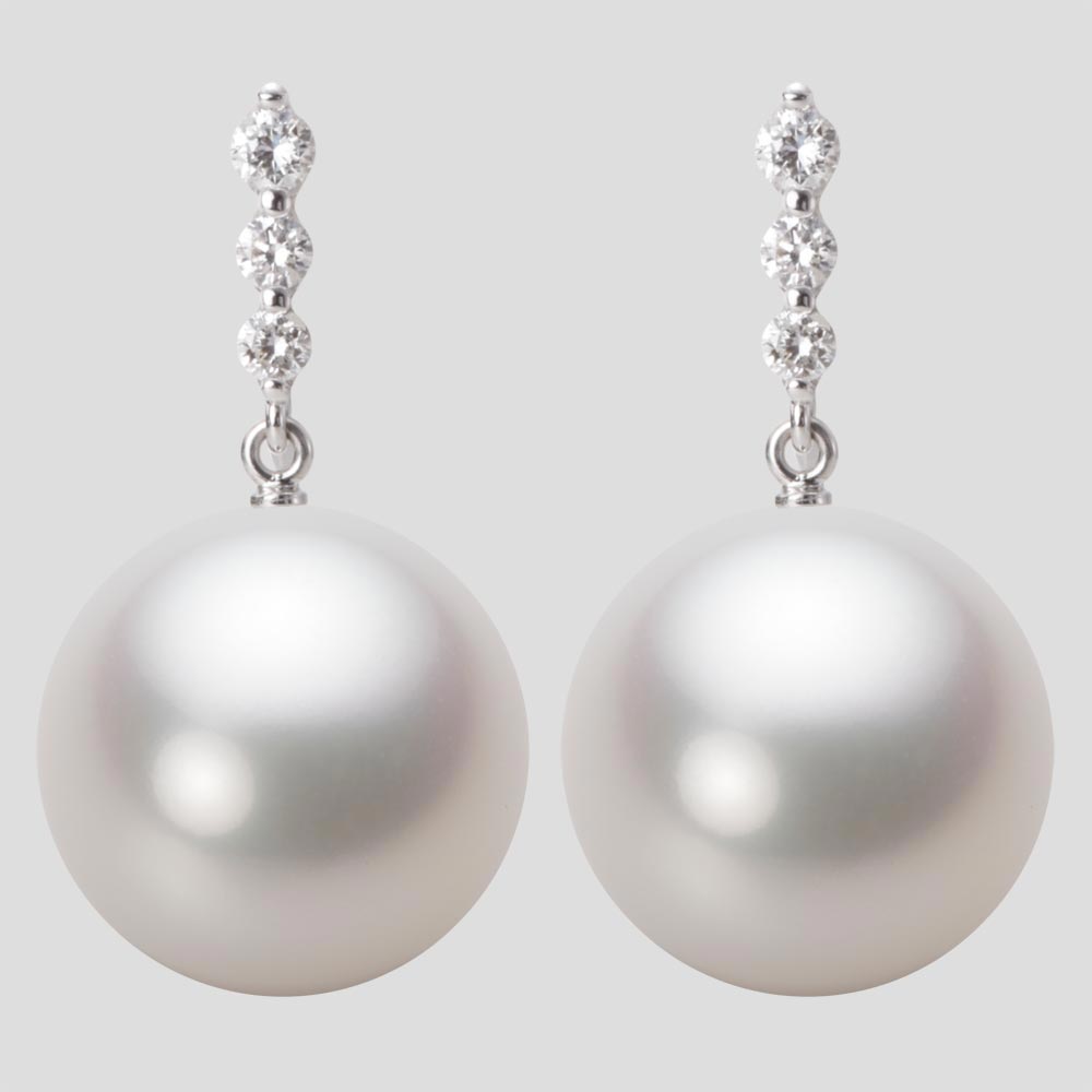 ギフト対応について3粒のダイヤモンドをアクセントにしたダングリングタイプのイヤリング。ダイヤモンドと真珠の存在感で耳もとを印象付け、大人の女性を演出します。真珠のサイズは15mm。このサイズは白蝶真珠でも大きいサイズです。色はホワイト。白蝶...