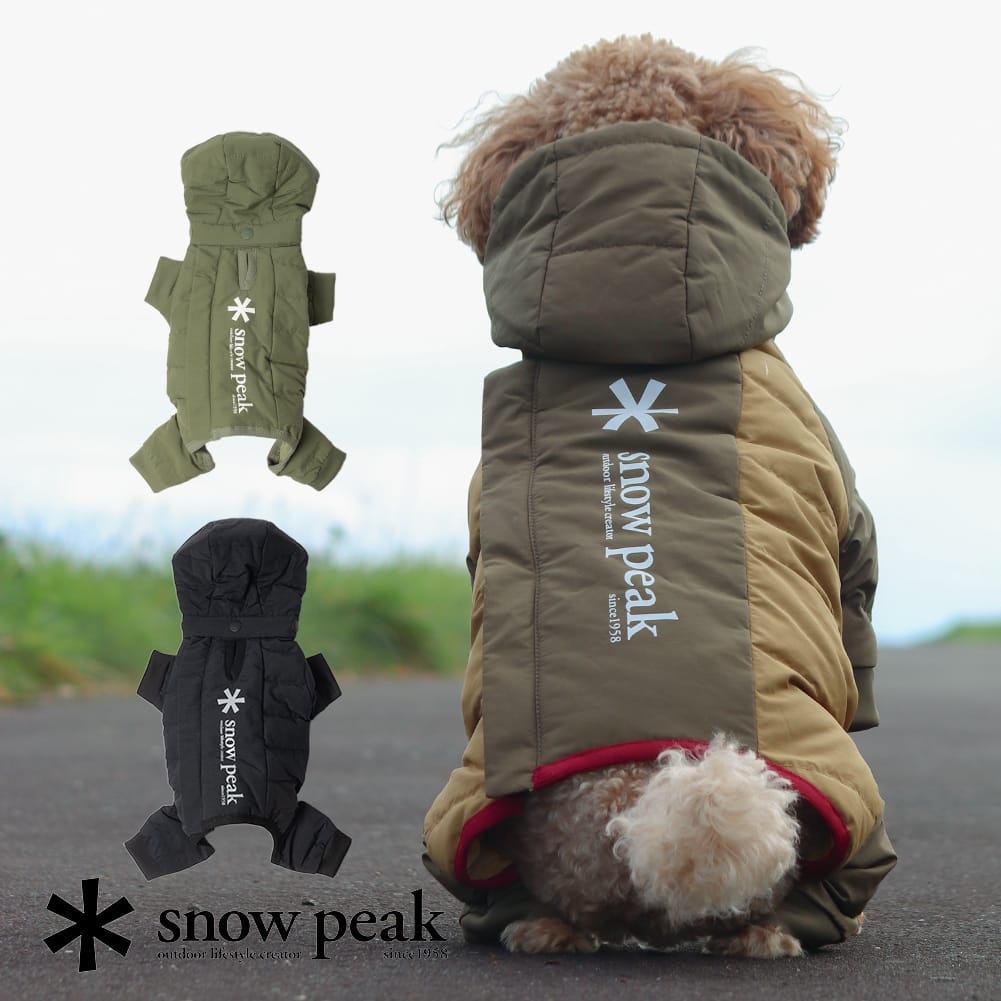Snow Peak(スノーピーク)SP Dog Down Jacket(SP ドッグ ダウンジャケット)犬用 ペット用 ドッグウェア 散歩 アウトドア 毎日のお散歩から、冬の外遊びに 日本を代表するアウトドアブランド、snowpeak（スノーピーク）。 自分自身が使いたいものを作るというコンセプトから生まれたプロダクトは、国内外から高評価を得ている。 コストに捕らわれず、決して妥協しない品質と洗練されたデザインが特徴だ。 そんなスノーピークから、小さくて大切な家族を寒さから守るアイテムが登場！ それがスノーピークのドッグダウンジャケット。 表地に撥水加工を施して、ダウンの弱点である濡れて保温力が落ちてしまう問題をカバー。 さらに後ろ足まで付いたオールインタイプで、しっかりと保温してくれる。 寒い日や悪天候時の散歩などに最適だ。 他にもワンちゃんのストレスを軽減する工夫が。 足の付け根やお腹に生地が余らないよう、ゴムシャーリング仕様に。 これにより動きづらさも軽減。 袖口も風が侵入しないようフィット感あるストレッチ素材が採用。 フードは取り外し可能。 衿元にはリードホールが備わっている。 背面がフルオープンになるので、着脱も楽。 さらにご家庭での洗濯も可能なので、飼い主としても嬉しいポイントが満載。 毎日のお散歩から、冬の外遊びでガンガン使える。 ロゴは夜間の視認性を考慮し、リフレクタープリントになっている。 夜のお散歩も安心。 犬用ウェアとしては決して安くはない。 でも、必要な機能は適切に兼ね備えている。 毎日のお散歩はもちろん、キャンプにもオススメの一着だ。 ■商品番号/ DS-23AU003 ブランドSnow Peak(スノーピーク) カテゴリペット用一覧