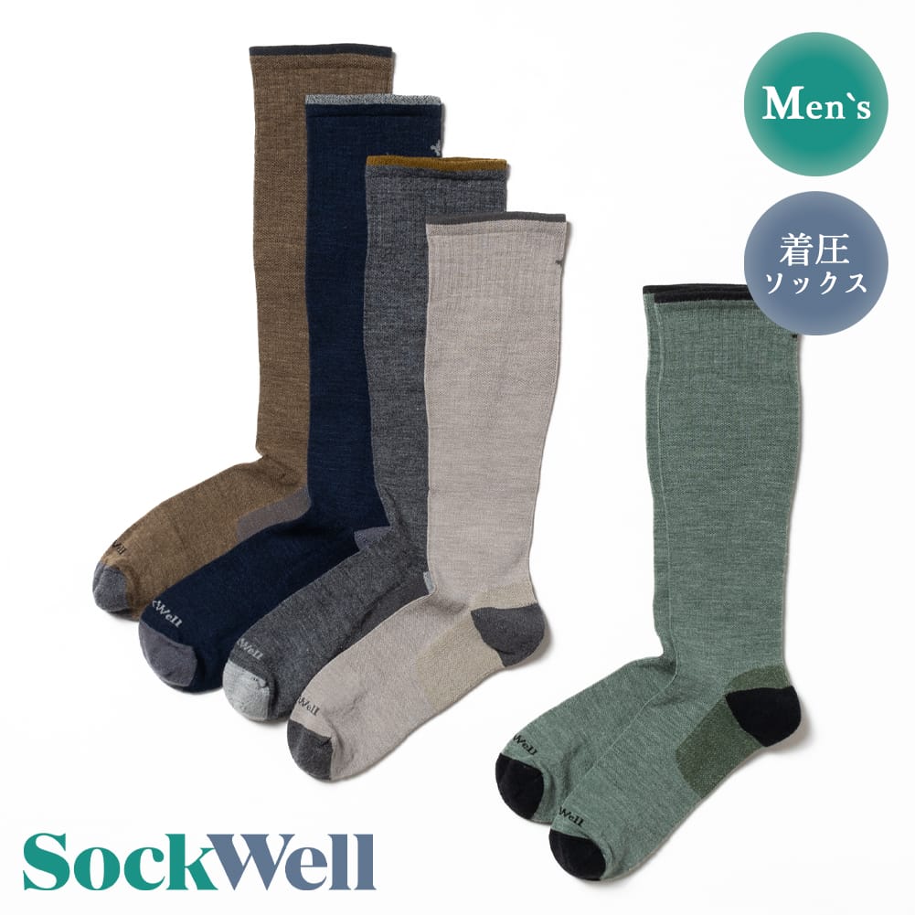 Sockwell（ソックウェル）ELEVATION（エレベーション）Mens ソックス 靴下 メリノウール 丈夫 着圧ソックス ビジネス用 タウンユース アウトドア 登山 Made in U.S.A.＝サスティナブル 『Made in U.S.A』この文字は僕たち服好きの中である種魔力のような意味を持つ言葉だ。 特に日本ではアメリカ製品＝カッコイイというイメージが浸透している。 それはなぜかというと1975年に刊行された雑誌『Made in U.S.A. Catalog』の影響が大きい。 当時まだアメリカものにあまり馴染みのなかった日本人にとって本国で撮影した誌面のアイテムの数々は衝撃を与えた。 僕が生まれるよりもずっと前に発売された本だけど、今でもこの本がきっかけでアメリカ製の物やアメリカという国そのものに憧れを抱いたというファッション業界の人たちや服好きの人たちは数知れず。 一つの雑誌が今の日本のアメリカ製品へのイメージを変えてしまったのだ。 時代は流れ、今日このMade in U.S.A.を「サスティナブルなモノづくり」を表す言葉として使っているブランドがある。 ソックスブランドSockwell（ソックウェル）だ。 Sockwellは、2008年にアメリカ合衆国のテネシー州南東部の繊維産業の町、チャタヌーガで設立。設立メンバーには、靴下製造のスペシャリスト、スポーツアパレルのベテラン、そしてアウトドア用ソックスで知られる『smartwool』で活躍したソックスデザイナー等が集結。 彼らは「Feel better in style」をそのソックスづくりに掲げ、「人々のスタイルをより良くするための最高品質の製品を作ること」を約束している。 ソックウェルのソックスを着用することで、人々がより健康になり、幸せになることを願っている。 ソックウェルで使用しているメリノウールは、アメリカ・ロッキーマウンテンの麓で自由放牧された羊から取られたもの。 紡績、染色、編み上げも環境に配慮した工程を経て、すべてアメリカ国内で行っている。 コストを抑えるために他国で生産するのではなく、原料調達から製造において移動距離を少なくするためアメリカ国内生産を選択。輸送による二酸化炭素の排出量をできるだけ少なくすることを、目指している。 つまり「地球にとって一番良いことは何か」を具現化した結果が、Made in U.S.A.というわけ。 昨今生産コスト削減等の観点により、生産拠点をアメリカ国外に移すブランドは数多いけれど、サスティナブルの観点から他国生産ではなく、自国生産を優先するというのは上で説明したのとはまた違った意味でカッコイイなとグッと心を掴まされた。 今回MOONLOIDでセレクトしたのは高着圧タイプのソックス”ELEVATION” 着圧ソックスとはソックスがふくらはぎや足首を適度に加圧する効果によって、筋肉のブレを抑制し、運動時のパフォーマンス向上や疲労回復をサポートするとされているもの。 よく登山やハイキングに行くと、同様の着圧効果を発揮するコンプレッションインナーやレギンスを履いている人を見かけると思うが、わかりやすく言うとそれのソックスバージョン。 長時間の立ち仕事やデスクワークは足への負担が大きく、長時間同じ姿勢でいると疲労感だけでなく、血行も悪くなってしまい、体全体にも悪影響を及ぼす。 そうした状況下に着圧ソックスは最適だ。 まず足首からふくらはぎにかけての着圧感がとても気持ちいい。締めつけとフィット感も程よく、よくある履き口部分がきつく、皮膚が痒くて赤くなるなんてこともないからストレスフリーだ。 甲部分から土踏まず部分にかけてのアーチサポートもしっかりしており、コンフォート系のシューズを履いた時のような「支えられてる」という感覚をソックスで実感することができる。 足先はつま先を包み込むシームレス設計となっていて、指先はゆったりとした作りで窮屈さを感じない。 クッション部分は厚すぎない、程よい厚みの「ウルトラライトクッション」を採用。 編み地はクッション性と生地の耐久性を向上させるループ編み構造になっているから、足にかかる衝撃や負担も和らげてくれる。 生地はメリノウールの他に生地強度を上げるためにナイロンも混紡されている。ここまではアウトドア志向のソックスメーカーではよく見かけるが、ソックウェルはそこにさらに「バンブーレーヨン」を加えている。 竹は成長スピードがとても早く、わずか2年で成木となる。一度伐採すると以降60年は再利用ができない森林と比べて、圧倒的に環境への影響が低い。加えてバンブーレーヨンはコットンに比べると約2倍の給水力を持ち、乾性にも優れているから余分な湿気を吸収し、放出してくれる。 サスティナブルなモノづくりを掲げるソックウェルにとってはまさにぴったりの素材だ。 そこに「天然のエアコン」と称されるメリノウールも合わさることで寒い季節には保温、暑い時には蒸れを逃すといった温度調節機能を底上げし、さらに防菌・防臭、耐久性もより強固なものとなる。もう向かうところ敵なしだ。 デザイン性が豊富なことでも知られるソックウェルだが、こちらのモデルは無地タイプなのでビジネスシーンからランニング等のスポーツやキャンプや登山等のアウトドア、タウンユースまでありとあらゆるシーンで合わせることができる万能な一足。 足の疲労やむくみでお悩みの方には是非とも一度試してほしい。 カッコイイだけじゃない、Made in U.S.Aの言葉が持つ意味をさらに広げてくれる素晴らしいモノに出会ってしまった。 ■商品番号/ SW4M ブランドSockwell(ソックウェル) カテゴリメンズソックス M/L 24.5cm-28.0cm/ 24.5-28.0cm商品の特性上個体差が生じる可能性がございます。予めご了承くださいませ。■素材/生地：メリノウール31％・バンブーレーヨン31％・ストレッチナイロン30％・スパンデックス8％ 着圧度：高圧力　20-30mmHg ■原産国/MADE IN USA