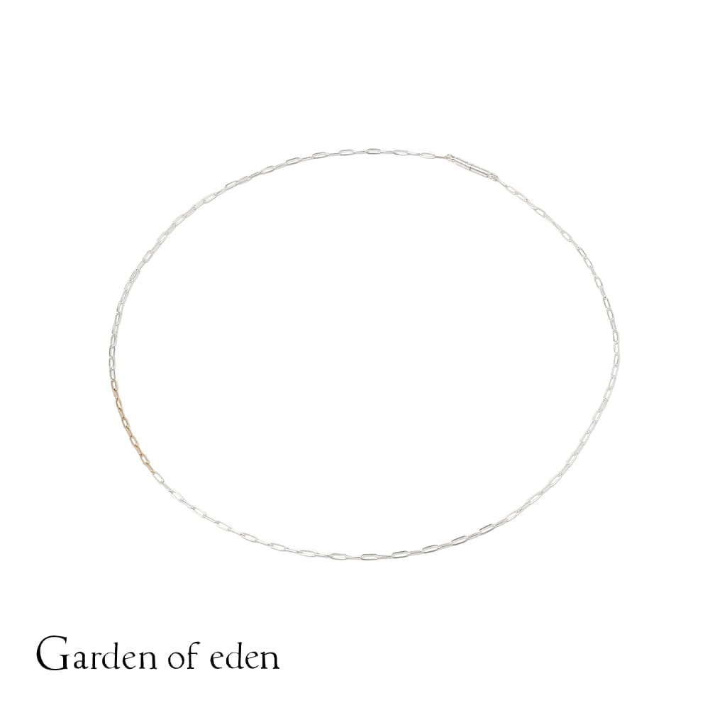 1：製品スペック・詳細サイズ（cm） ※GARDEN OF EDENのジュエリーは職人によるフルハンドメイドで製作されているため、1点1点に僅かな個体差が生じる場合がございます。 サイズ展開 全長（cm） 40cm 40 45cm 45 50cm 50 60cm 60 ブランド名 GARDEN OF EDEN（ガーデン オブ エデン） 商品名 9K and SV PC CHAIN NECKLACE（9K and SV PC チェーン ネックレス） カラー展開 SILVER_ GOLD 素材 Silver925、9K Gold 原産国 MADE IN JAPAN（日本） サイズ修正・修理に関して ・ネックレス：コマ数での延長、短縮が可能です（短縮は無料、延長は要相談）。 ・商品ご購入後、半年間は無償で修理やリサイズ対応をいたします（※ゴールド製品、パーツ紛失は除きます）。 ・修理やリサイズのご依頼には、商品に同梱するギャランティーカードと納品書が必ず必要となります。紛失された場合は全て有料での対応となります。 ・サイズ修正や修理をご依頼いただく際の往復送料は、お客様のご負担となります。 ・受注生産が必要となるサイズにつきましては、お届けまでに約1ヶ月前後お時間をいただきます。受注生産品のご注文後の返品・交換は承ることができません。 2：3つの特徴とメリット Silver925と9K Goldを融合したバイカラーデザイン: 細やかなリンクを連ねたPCチェーンに、冷たく澄んだ輝きを持つSilver925と、温かみのある光を放つ9K Goldを織り交ぜて配置しています。一本のネックレスの中で二つの異なる金属素材が溶け合い、首元に美しいグラデーションを描き出します。 手持ちのアクセサリーを選ばない高い調和性: シルバーとゴールドの双方が組み合わされているため、手持ちのゴールド製アクセサリーとも、シルバー製アクセサリーとも調和します。単体での着用はもちろん、重ね付けの起点としても機能し、コーディネートの幅を広げます。 留め具の回り込みを防ぐ軽量設計: 留め具部分には、チェーン本体よりも比重の軽い素材を採用しています。この設計により、着用中に留め具が重みで前方に回り込んでしまう現象を抑制し、バイカラーの美しいグラデーションを正しい向きのまま維持することができます。 3：サイズ感・着用イメージと利用シーン GARDEN OF EDENの9K and SV PC CHAIN NECKLACEは、華奢で繊細な佇まいでありながら、9Kゴールドの輝きがアクセントとなり、確かな存在感を発揮します。40cmから60cmまでの幅広いサイズ展開により、タイトな首元の演出から、他のネックレスとのレイヤードスタイルまで、用途に合わせた最適な長さを選択可能です。 着用レビュー 男性モデル（身長176cm / 体重60kg）: 50cmサイズを着用。首元に適度なゆとりが生まれ、シャツの襟元から自然にチェーンが覗く、バランスの良い長さです。 女性モデル（身長165cm / 体重48kg）: 50cmサイズを着用。胸元にかかる長さとなり、タートルネックの上からの着用や、短めのネックレスとのレイヤードスタイルに適したサイズ感です。 想定される利用シーン 日常のカジュアルスタイルから、洗練されたモードスタイルまで幅広く対応します。シンプルなTシャツやシャツの襟元に合わせるだけで、シルバーとゴールドのバイカラーが首元に上品なアクセントを加えます。また、普遍的なデザインと半年間の無償修理保証（条件あり）が付帯しているため、大切な方へのギフトやプレゼントとしても適しています。 4：よくあるご質問（FAQ） Q. ネックレスの長さ調整（サイズ修正）は可能ですか？ A. はい、コマ数による延長および短縮が可能です。短くする場合は無料で承ります。延長をご希望の場合は有料（要相談）となりますので、事前にお問い合わせください。 Q. 購入後の修理やサイズ直しに保証はありますか？ A. 商品ご購入後、半年間は無償にて修理やリサイズ対応をいたします。ただし、ゴールド製品、パーツ紛失は無償対象外となります。また、ご依頼の際は商品に同梱されるギャランティーカードと納品書が必ず必要となりますので、大切に保管してください。なお、往復の送料はお客様負担となります。 Q. 注文してから手元に届くまでどのくらいかかりますか？ A. 通常在庫がある場合は迅速に発送いたしますが、受注生産が必要となるサイズにつきましては、お届けまでに約1ヶ月前後お時間をいただきます。受注生産品はご注文後の返品・交換を承ることができませんので、あらかじめご了承ください。
