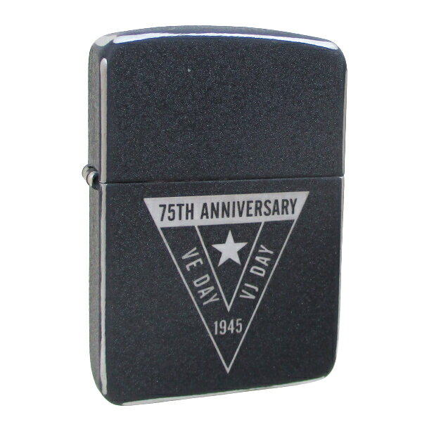 EUROPE　★　JAPAN VICTORY 75TH ANNIVERSARY COMMEMORATIVE 第二次世界大戦の終戦75周年を記念して製造されたヨーロッパと日本のコレクター用ライター。 このライターは、1941レプリカスチールケースにブラッククラックルフィニッシュを施し、 エッジを手作業で熟成させた、本格的なバトルウェアの外観を備えています。VE / VJ Dayの ロゴはレーザー刻印されており、背面に連続した番号が付けられています。 ボトムには当時のモデルを反映したロゴと、スチール製の証【STEEL】の刻印入り 配給箱風のパッケージには、VE＆VJ Daysの日付を記したスチールプレート。 ライター情報ブックレットが付属しています。 。 第二次大戦中、材料不足の為、真鍮（ブラス）の 代替品として一時的に使用された 鉄（スチール）製ジッポーを素材から復刻！ 1941型・4バレル ブラッククラッケル・ユーズド加工 世界40,000個限定 *鉄製の為、変色、さび、小キズ等がある場合がございます。） 注意事項 メーカー都合によりパッケージ、デザイン、仕様変更等ある場合があります メーカー保証のあるものはメーカーの保証書付となります 輸入雑貨等メーカー保証の無いものに関しましても、 当社にて初期不良保証をお付けいたします。 弊社の販売物はすべて新品です。