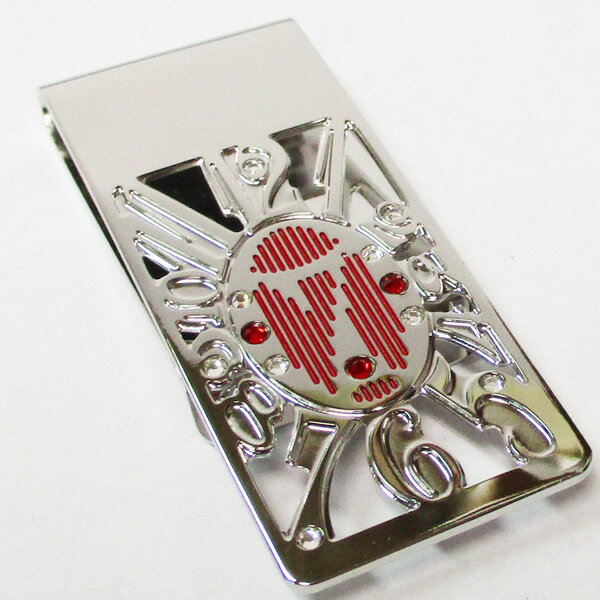 Money Clip マネークリップ 商品詳細 デキる男の必需品！マネークリップ 「マネークリップ」海外の紳士はメインの財布として使っています。 マネークリップは汎用性の高さ 薄さ、使い勝手の良さから 今大人の男性の間で注目のアイテムになっています。 鞄に財布を入れる方にはあまり関係ないかもしれませんが、 ジャケットやコートに財布を入れている方 にとっては大きさは大変重要です。 バッグやポケットの中で嵩張らず、クイックに使える 最近はマネークリップのホームページも増えているので 人気の度合いがうかがえます。 シンプルなデザインで高い質感がございます。 クロコダイル調のギフトBOXに入っていますので プレゼント　ギフトにも最高です サイズ約 全長約58mm 注意事項 送料無料商品は本州九州四国は無料ですが 北海道/沖縄/離島は別途送料がかかります メーカー都合によりパッケージ、デザイン、仕様変更などある場合があります。 ・メーカー保証のあるものはメーカーの保証書付となります ・輸入雑貨等メーカー保証の無いものに関しましても、 当社にて初期不良保証をお付けいたします。 ・弊社の販売物はすべて新品です。