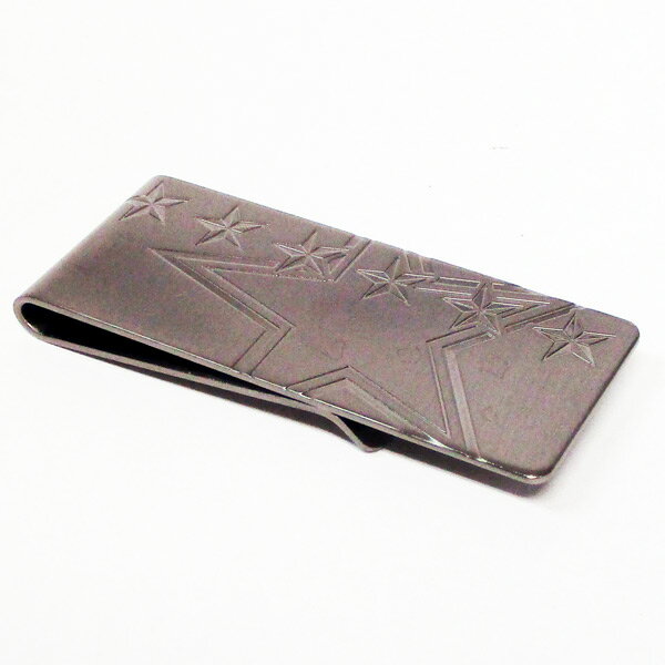 Money Clip マネークリップ 商品詳細 デキる男の必需品！マネークリップ 「マネークリップ」海外の紳士はメインの財布として使っています。 マネークリップは汎用性の高さ 薄さ、使い勝手の良さから 今大人の男性の間で注目のアイテムになっています。 鞄に財布を入れる方にはあまり関係ないかもしれませんが、 ジャケットやコートに財布を入れている方 にとっては大きさは大変重要です。 バッグやポケットの中で嵩張らず、クイックに使える 最近はマネークリップのホームページも増えているので 人気の度合いがうかがえます。 シンプルなデザインで高い質感がございます。 クロコダイル調のギフトBOXに入っていますので プレゼント　ギフトにも最高です サイズ約 全長約58mm 注意事項 送料無料商品は本州九州四国は無料ですが 北海道/沖縄/離島は別途送料がかかります メーカー都合によりパッケージ、デザイン、仕様変更などある場合があります。 ・メーカー保証のあるものはメーカーの保証書付となります ・輸入雑貨等メーカー保証の無いものに関しましても、 当社にて初期不良保証をお付けいたします。 ・弊社の販売物はすべて新品です。