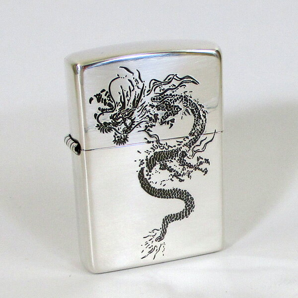 Zippo【ジッポー】 和柄龍 商品詳細 表面は迫力のある龍を、裏面は吉祥模様でもある青海波を エッチング加工でデザインした日本らしい粋と遊び心のある ジッポーです。 青海波（せいがいは） 古代ペルシャで考案され、 シルクロードを経て中国、そして 日本へと伝えられたと言われています。 波を扇状の形に描き表す幾何学模様で どこまでも広がる大 海原に絶えず繰り返される穏やかな波のように、 平穏な暮ら しがいつまでも続くようにという願いを込めた吉祥文様です。 ケース形状：レギュラー・ケース 注意*ハイポリッシュケースは輸送時などに 細かい傷などが出来る場合がございますので ご了承くだっさい。 　　※すべてのZippoは、Zippo社によって永久保証されています。 　　※ボトム部分の刻印は製造年月日により異なります。 　　※入荷時期によりケースが変わる場合がございます。 ◆ZIPPOの歴史◆ ジッポーが生まれたのは、アメリカ全体が苦しみ、もがいている時期だった。1929年のニューヨークで株式市 場の異常に端を発した世界大恐慌のあおりを受け、空前の大不景気。こうした状況の中、1932年に美し い森に囲まれたペンシルバニア州ブラッドフォードの町でジッポーは産声をあげたそうです。 開発者の名前はジョージ・グランド・プレイズデル氏。 友人が「It work（火がつけばいいんだ）」と返した。そ の言葉に、プレイズデルは強い衝撃を受け、そして「安いうえに性能がよく、丈夫で長持ちするライターは商売 になる」と考え、すぐさまライター会社の独占販売権を獲得したそうです。 販売と同時に画期的なサービスをスタート!!それは”永久保証”。たとえ、ひどく壊れていても1セントもとること なく”無料”で修理を行うことだ。しかも、返送料も負担する。これは製品に対する絶対の自信に裏打ちされ たサービスであり、使い捨てられることなくいつまでも利用してもらおうという、彼の技術者としての姿勢を反映 している制度だ。世界中に愛用者がいることが良くわかりますね★ 注意事項 送料無料ですがこちらは 郵便、クリックポスト、メール便等での ポスト投函となります。 不安な方は宅配便をご利用ください。 他送料必要商品と同梱の際は宅配送料がかかります。 代金引換便のご利用はできません。 発送後の初期不良、破損、紛失、その他の全ての保証がありません。 メール便ですので箱等ひしゃげてしまう場合もございます。 メーカー都合によりパッケージ、デザイン、仕様変更等ある場合があります ・メーカー保証のあるものはメーカーの保証書付となります ・輸入雑貨等メーカー保証の無いものに関しましても、 当社にて初期不良保証をお付けいたします。 ・弊社の販売物はすべて新品です。