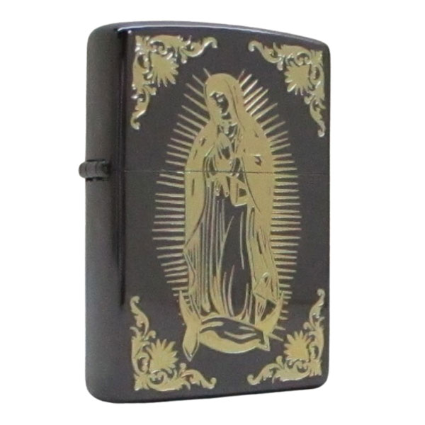 Zippo Premium Collection ジッポー　プレミアム　コレクション ジッポーならではの確かな品質に、個性豊かなデザインを融合。 重厚感あふれる加工や繊細なエッチング技術が生み出す特別なコレクション。 ギフトとしてはもちろん、コレクションアイテムとしても高い満足感をお楽しみいただけます ◆ZIPPOの歴史◆ ジッポーが生まれたのは、アメリカ全体が苦しみ、もがいている時期だった。1929年のニューヨークで株式市場の異常に端を発した世界大恐慌のあおりを受け、空前の大不景気。こうした状況の中、1932年に美しい森に囲まれたペンシルバニア州ブラッドフォードの町でジッポーは産声をあげたそうです。開発者の名前はジョージ・グランド・プレイズデル氏。友人が「Itwork（火がつけばいいんだ）」と返した。その言葉に、プレイズデルは強い衝撃を受け、そして「安いうえに性能がよく、丈夫で長持ちするライターは商売になる」と考え、すぐさまライター会社の独占販売権を獲得したそうです。販売と同時に画期的なサービスをスタート!!それは”永久保証”。たとえ、ひどく壊れていても1セントもとることなく”無料”で修理を行うことだ。しかも、返送料も負担する。これは製品に対する絶対の自信に裏打ちされたサービスであり、使い捨てられることなくいつまでも利用してもらおうという、彼の技術者としての姿勢を反映している制度だ。世界中に愛用者がいることが良くわかりますね★ ※すべてのZippoは、Zippo社によって永久保証されています。 ※ボトム部分の刻印は製造年月日により異なります。 ※入荷時期によりケースが変わる場合がございます。 ※鏡面加工は輸送時につくスレ等ある場合がございます。 ※マット塗装の物はヒンジの部分の塗装がはがれている場合がございます。 注意事項 注意事項 ポスト 投函となります。 他送料必要商品と同梱の際は宅配送料がかかります。 代金引換便のご利用はできません。 発送後の初期不良、破損、紛失、その他の全ての保証がありません。 メール便ですので箱等ひしゃげてしまう場合もございます。 メーカー都合にてパッケージ、デザイン、仕様変更等ある場合があります。 ・メーカー保証のあるものはメーカーの保証書付となります ・輸入雑貨等メーカー保証の無いものに関しましても、 当社にて初期不良保証をお付けいたします。 ・弊社の販売物はすべて新品です。