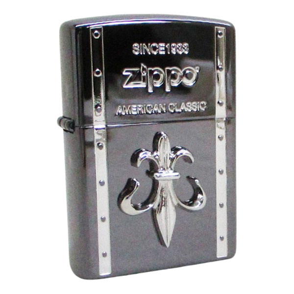 ジッポー クロスメタル CRBK クロスのメタルが付いた重厚感あるガンメタルボディZIPPO。 ハード系のクロスながら飽きの来ないデザイン 大人の雰囲気で普段使いにも最適です。 シンプルながらも存在感のあるクロスモチーフが、アメリカンクラシックの力強さと洗練された雰囲気を演出します。 ケース形状：レギュラー・ケース ※すべてのZippoは、Zippo社によって永久保証されています。 ※ボトム部分の刻印は製造年月日により異なります。 ※入荷時期によりケースが変わる場合がございます。 ※ハイポリッシュ/鏡面加工は輸送時などにより細かいスレなどある場合もございます ◆ZIPPOの歴史◆ ジッポーが生まれたのは、アメリカ全体が苦しみ、もがいている時期だった。1929年のニューヨークで株式市 場の異常に端を発した世界大恐慌のあおりを受け、空前の大不景気。こうした状況の中、1932年に美し い森に囲まれたペンシルバニア州ブラッドフォードの町でジッポーは産声をあげたそうです。 開発者の名前はジョージ・グランド・プレイズデル氏。 友人が「It work（火がつけばいいんだ）」と返した。そ の言葉に、プレイズデルは強い衝撃を受け、そして「安いうえに性能がよく、丈夫で長持ちするライターは商売 になる」と考え、すぐさまライター会社の独占販売権を獲得したそうです。 販売と同時に画期的なサービスをスタート!!それは”永久保証”。たとえ、ひどく壊れていても1セントもとることなく無料で修理を行うことだ。しかも、返送料も負担する。これは製品に対する絶対の自信に裏打ちされ たサービスであり、使い捨てられることなくいつまでも利用してもらおうという、彼の技術者としての姿勢を反映 している制度だ。世界中に愛用者がいることが良くわかりますね 注意事項 メーカー都合にてパッケージ、デザイン、仕様変更等ある場合があります メーカー保証のあるものはメーカーの保証書付となります 輸入雑貨等メーカー保証の無いものに関しましても、 当社にて初期不良保証をお付けいたします。 弊社の販売物はすべて新品です。