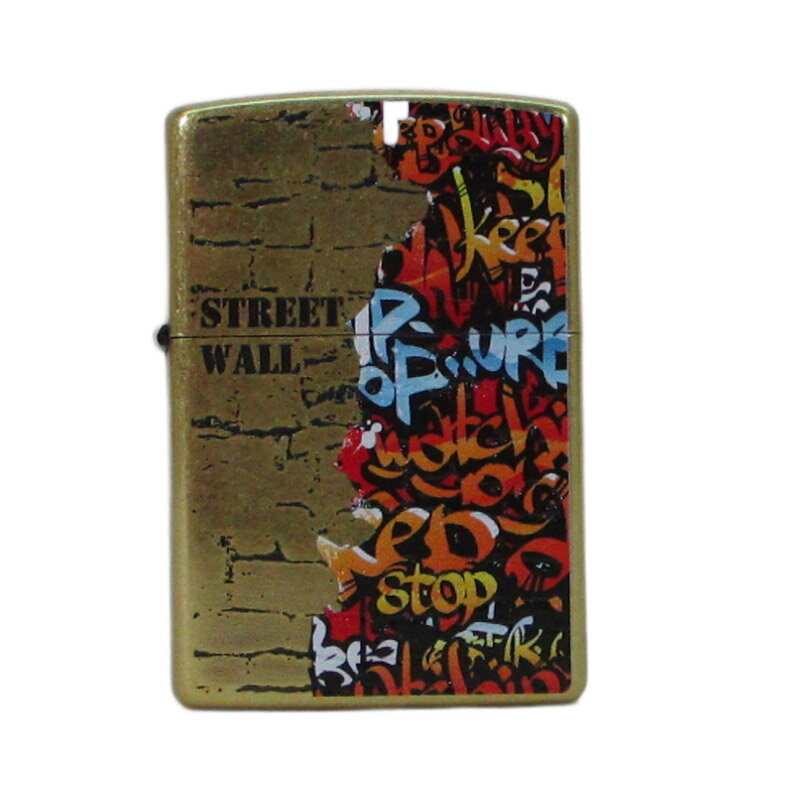 zippo　ジッポー　オイルライター ストリートカルチャーをZIPPOに落とし込んだ カラフルでファンキーなデザイン ◆ZIPPOの歴史◆ ジッポーが生まれたのは、アメリカ全体が苦しみ、もがいている時期だった。1929年のニューヨークで株式市場の異常に端を発した世界大恐慌のあおりを受け、空前の大不景気。こうした状況の中、1932年に美しい森に囲まれたペンシルバニア州ブラッドフォードの町でジッポーは産声をあげたそうです。開発者の名前はジョージ・グランド・プレイズデル氏。友人が「Itwork（火がつけばいいんだ）」と返した。その言葉に、プレイズデルは強い衝撃を受け、そして「安いうえに性能がよく、丈夫で長持ちするライターは商売になる」と考え、すぐさまライター会社の独占販売権を獲得したそうです。販売と同時に画期的なサービスをスタート!!それは”永久保証”。たとえ、ひどく壊れていても1セントもとることなく”無料”で修理を行うことだ。しかも、返送料も負担する。これは製品に対する絶対の自信に裏打ちされたサービスであり、使い捨てられることなくいつまでも利用してもらおうという、彼の技術者としての姿勢を反映している制度だ。世界中に愛用者がいることが良くわかりますね★ ※すべてのZippoは、Zippo社によって永久保証されています。 ※ボトム部分の刻印は製造年月日により異なります。 ※入荷時期によりケースが変わる場合がございます。 ※鏡面仕上げは輸送時につくスレ等ある場合がございます 注意事項 ポスト 投函となります。 他送料必要商品と同梱の際は宅配送料がかかります。 代金引換便のご利用はできません。 発送後の初期不良、破損、紛失、その他の全ての保証がありません。 メール便ですので箱等ひしゃげてしまう場合もございます。 メーカー都合にてパッケージ、デザイン、仕様変更等ある場合があります。 ・メーカー保証のあるものはメーカーの保証書付となります ・輸入雑貨等メーカー保証の無いものに関しましても、 当社にて初期不良保証をお付けいたします。 ・弊社の販売物はすべて新品です。