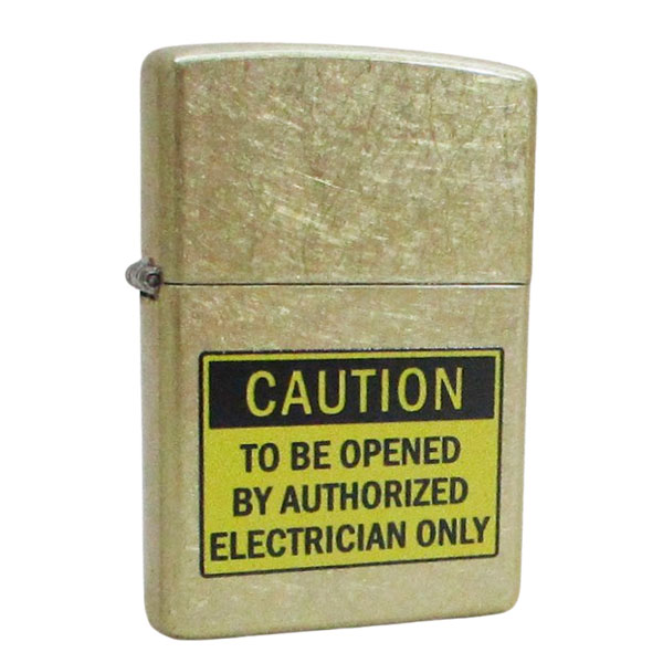 zippo　ジッポー　オイルライター アメリカ加工のジッポーです。 ジッポー本社オリジナルデザイン 日本の代理店が輸入し、柄や模様を加工したものでは 無く　正真正銘　アメリカ　ジッポー本社ラインのデザインです。 ジャパニーズテイストと違った本場のデザインを お楽しみください。 ◆ZIPPOの歴史◆ ジッポーが生まれたのは、アメリカ全体が苦しみ、もがいている時期だった。1929年のニューヨークで株式市場の異常に端を発した世界大恐慌のあおりを受け、空前の大不景気。こうした状況の中、1932年に美しい森に囲まれたペンシルバニア州ブラッドフォードの町でジッポーは産声をあげたそうです。開発者の名前はジョージ・グランド・プレイズデル氏。友人が「Itwork（火がつけばいいんだ）」と返した。その言葉に、プレイズデルは強い衝撃を受け、そして「安いうえに性能がよく、丈夫で長持ちするライターは商売になる」と考え、すぐさまライター会社の独占販売権を獲得したそうです。販売と同時に画期的なサービスをスタート!!それは”永久保証”。たとえ、ひどく壊れていても1セントもとることなく”無料”で修理を行うことだ。しかも、返送料も負担する。これは製品に対する絶対の自信に裏打ちされたサービスであり、使い捨てられることなくいつまでも利用してもらおうという、彼の技術者としての姿勢を反映している制度だ。世界中に愛用者がいることが良くわかりますね★ ※すべてのZippoは、Zippo社によって永久保証されています。 ※ボトム部分の刻印は製造年月日により異なります。 ※入荷時期によりケースが変わる場合がございます。 ※鏡面加工は輸送時につくスレ等ある場合がございます。 ※マット塗装の物はヒンジの部分の塗装がはがれている場合がございます。 注意事項 メーカー都合によりパッケージ、デザイン、仕様変更等ある場合があります メーカー保証のあるものはメーカーの保証書付となります 輸入雑貨等メーカー保証の無いものに関しましても、 当社にて初期不良保証をお付けいたします。 弊社の販売物はすべて新品です。