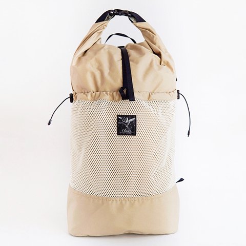 いつもの六甲の裏山散策でいちばんちょうど良い約12L のサイズ感とデイハイクでの使い勝手が良いバックパックを目指しました。 低山のデイハイクはもちろん街での普段使いでもキレイに見えるデザインとバランスは1番拘った部分。何度もフィールドテストを重ねてポケットの配置や開閉部分の機能面もアップデートしました。 エントリーユーザーへのファーストバックパックとしてもお勧めです。 Specification Main Fabric :&nbsp;TORAY Breathatec ( Water Proof ) Capacity :&nbsp;12-13L Weight :&nbsp;260g Size :&nbsp;H 450-500mm / W 230mm / D 95mm