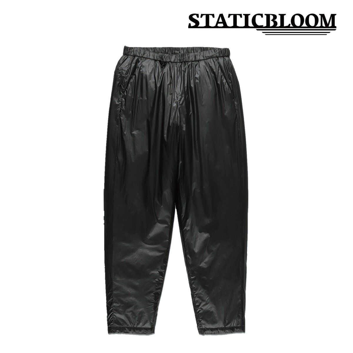 CAPSULE 40 PANTSは、年間を通して使いやすい軽量な40g/m²のTHERMOFRONT® OAシートを採用。ポケットは3つ。左右にはハンドウォーマーとしても使えるポケットを配置し、ファスナー付きのセキュリティーポケットは、そのままパンツ本体を収納できるパッカブル仕様です。 裾にはドローコードを備え、シルエットの調整はもちろん、冷気の侵入を抑えることも可能。Mサイズで約215gという軽量性により、携帯性にも優れたインサレーションパンツに仕上げています。■特長・レイヤリングしやすいリラックスフィット・ポケット内袋Octa®CPCP® を使ったハンドウォーマー仕様・右脇のファスナー付きポケットにパッカブルに収納可能・裾にはドローコードを配置■素材について初めて化繊中綿のTHERMOFRONT® OAのプロトサンプルを手に取ったとき、その圧倒的な膨らみと軽さに驚きました。同時に、STATICが求める機能性と環境性を高い次元で両立できる素材だと確信しました。 ADRIFTシリーズでお馴染みのOcta® CPCP®と同じ断面形状を持つ、中空異型断面糸「OCTAIR®」。このOCTAIR®をシート綿状に成形したものが「THERMOFRONT® OA」です。 中空構造と8本の突起によって多くのデッドエアーを保持することで、圧倒的な嵩高性を実現。軽量でありながら高い保温性を発揮し、優れた圧縮性によって携帯性にも優れています。 暖かさを確保しながら、できるだけ軽く、コンパクトに。THERMOFRONT® OAは、STATICが考えるこれからの中綿のあり方を具現化した素材です。■こんな場面に冷え込む朝晩や停滞時に。テント泊、冬のキャンプ、ハイキングの休憩中に■仕様品番：56615重量：210 g(Mサイズ)繊維/生地原産国：日本染色：日本製造国：中国 ※中綿の膨らみや製品の重量を優先し、薄く軽い表生地を採用しています。カラーによって内側生地や中綿の縫製線が透けて見える場合があります。カラー：Onyxサイズ：XS / S / M / L / XL
