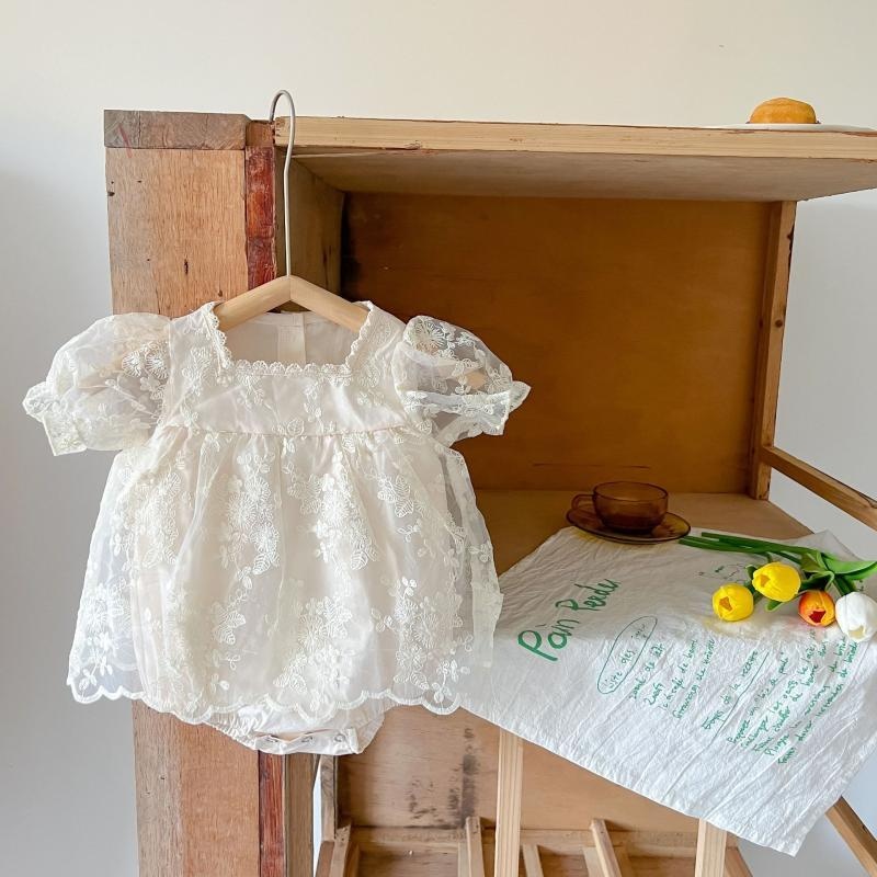 morganshop楽天市場店のベビーロンパース 女の子向け 白 綿 半袖 レース刺繍 セレモニー風 ロンパース ワンピース風 新生児 出産祝い 退院着 春夏用 66 73 80 90 100｜アングル2