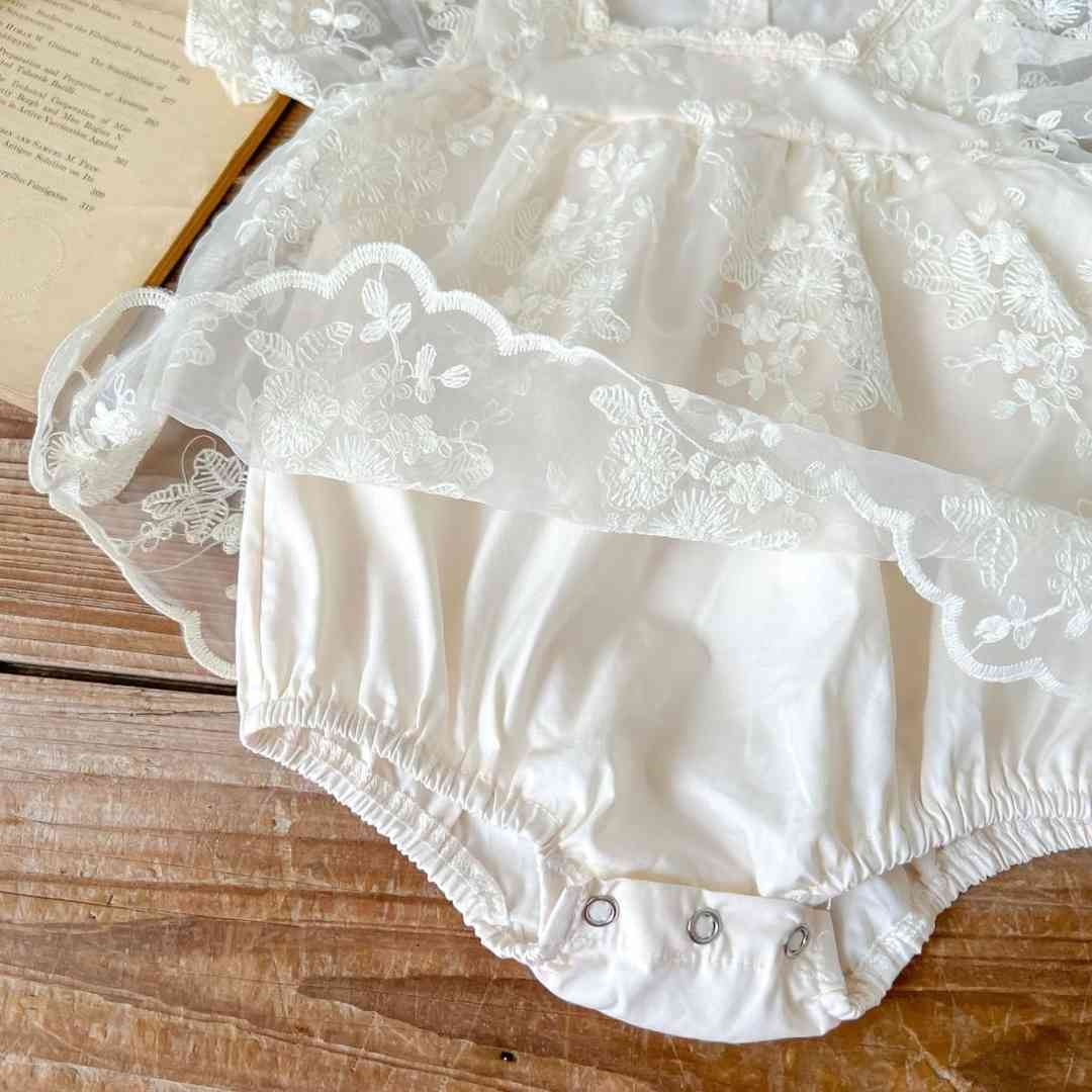 morganshop楽天市場店のベビーロンパース 女の子向け 白 綿 半袖 レース刺繍 セレモニー風 ロンパース ワンピース風 新生児 出産祝い 退院着 春夏用 66 73 80 90 100｜アングル3
