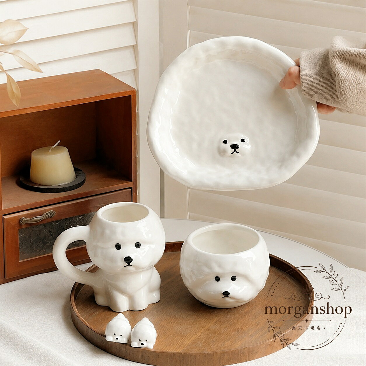 犬モチーフのやさしい表情が魅力の陶器製食器セットです。白色でまとめたシンプルなデザインなので、おうちカフェやテーブルコーディネートにも取り入れやすく、日常使いからプレゼントまで幅広く活躍します。商品特徴：犬モチーフの可愛いデザイン、陶器のなめらかな質感、テーブルに映える白色セット内容：マグカップ×1、ボウル×1、プレート×1、箸置き×2規格情報：ボウル 口径約10cm×高さ約8cm（容量約500ml）、プレート 約20cm、マグカップ 幅約12.5cm×奥行約8.5cm×高さ約10.8cm（容量約340ml）使用・注意事項：サイズや容量は目安です。モニター環境や撮影条件により色味が異なる場合があります。輸入商品のため説明書は外国語表記です。箱に凹みやスレがある場合がありますが、パッケージ不良は交換返品の対象外となる場合があります。おうちカフェ、朝食、ティータイム、来客用、ギフトにもおすすめです。犬モチーフのやさしい表情が魅力の陶器製食器セットです。白色でまとめたシンプルなデザインなので、おうちカフェやテーブルコーディネートにも取り入れやすく、日常使いからプレゼントまで幅広く活躍します。商品特徴：犬モチーフの可愛いデザイン、陶器のなめらかな質感、テーブルに映える白色セット内容：マグカップ×1、ボウル×1、プレート×1、箸置き×2規格情報：ボウル 口径約10cm×高さ約8cm（容量約500ml）、プレート 約20cm、マグカップ 幅約12.5cm×奥行約8.5cm×高さ約10.8cm（容量約340ml）使用・注意事項：サイズや容量は目安です。モニター環境や撮影条件により色味が異なる場合があります。輸入商品のため説明書は外国語表記です。箱に凹みやスレがある場合がありますが、パッケージ不良は交換返品の対象外となる場合があります。おうちカフェ、朝食、ティータイム、来客用、ギフトにもおすすめです。