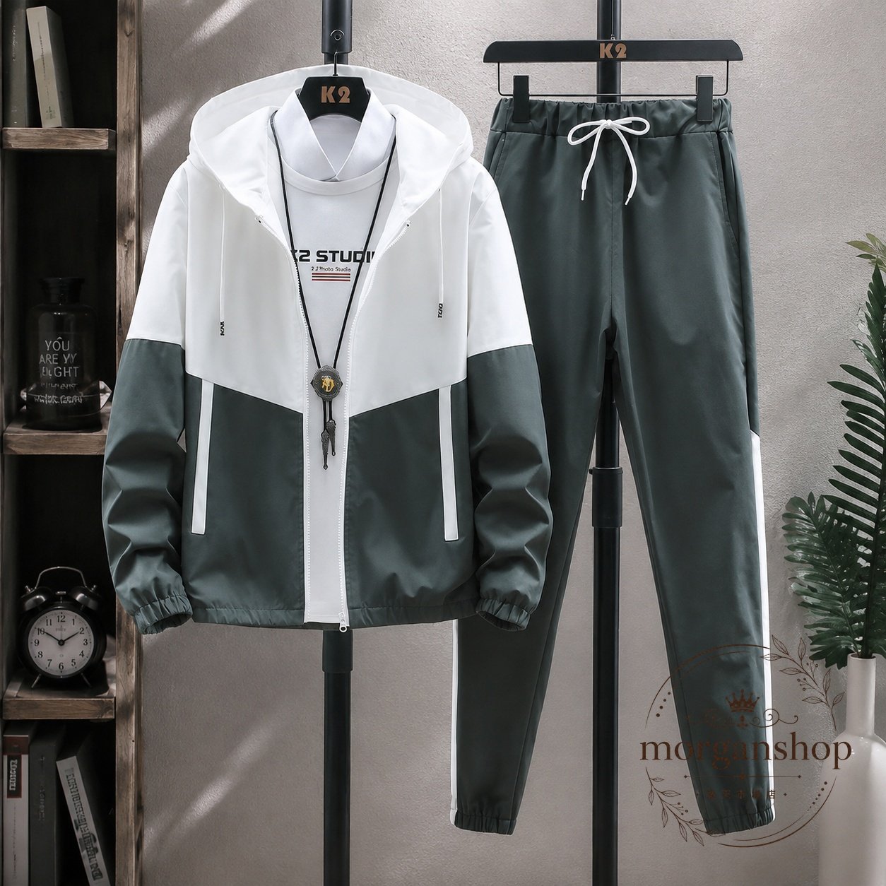 商品特徴メンズ向けのジャージ上下セットです。パーカータイプの長袖トップスとパンツを組み合わせたセットアップです。コットン・ポリエステル素材を使用しています。適用シーンスポーツ、軽い運動、部屋着、普段のカジュアルウェアに適しています。?格信息サイズ：M、L、XL、2XL、3XL、4XLカラー：ネイビー×ホワイト、ブラック×ホワイト、レッド×ホワイト、ブラック×レッド使用・注意事項ご注文前にサイズ表をご確認ください。実際の色は画面設定や照明により見え方が異なる場合があります。洗濯方法は商品表示をご確認のうえ、お手入れしてください。商品特徴メンズ向けのジャージ上下セットです。パーカータイプの長袖トップスとパンツを組み合わせたセットアップです。コットン・ポリエステル素材を使用しています。適用シーンスポーツ、軽い運動、部屋着、普段のカジュアルウェアに適しています。?格信息サイズ：M、L、XL、2XL、3XL、4XLカラー：ネイビー×ホワイト、ブラック×ホワイト、レッド×ホワイト、ブラック×レッド使用・注意事項ご注文前にサイズ表をご確認ください。実際の色は画面設定や照明により見え方が異なる場合があります。洗濯方法は商品表示をご確認のうえ、お手入れしてください。