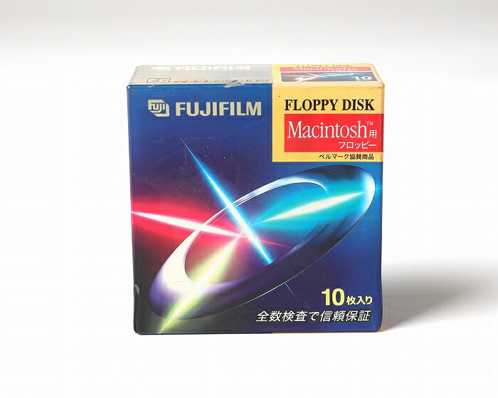 ・商品紹介： ●[状態D 未使用経年品]FUJIFILM Macintosh用 2HD 3.5型フロッピーディスク10枚組 ●タイプ：2HD ●フォーマット：有 ●型番：MF2HDMC FW10P ●パッケージは、経年のため変色しております。 ●経年品のため、正常に使用できるかどうかは保証できかねます。ご了承のうえ、ご購入をお願いいたします。 ●状態については、あくまで弊社による主観となります。お客様の主観と相違する場合もあるかもしれませんが、ご了承ください。 ●画像に写っている状態がすべてです。また、付属品等も画像に写っているものがすべてとなります。 ●その他記載のない箇所、写真に写っていない部分での欠品・破損・傷・汚れ等がある場合がございます。 ●お客様のご使用のパソコンやスマホの環境により、商品の色味等が異なる場合もございます。 ●商品の使用方法等につきましてのご質問はご容赦願います。 商品の状態について 状態 目安 基準 AA 新品同様 使用感がなく、新品同様のもの A 美品 使用感が少なく、キズ、スレがないもの AB 良品 使用感があり、多少のキズ、スレがあるもの B 並品 目立つキズ、スレがあるが、通常使用の可能なもの C 難有品 機能的に一部問題があるもの D 経年品 未使用品であるものの店頭展示などのため経年しているもの X ジャンク品 使用できないもの、部品取り