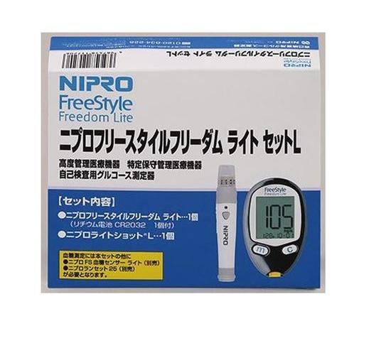 約4秒で簡単に測定できます。 お知らせアラーム機能設定（4回/日）により、測定時間を知らせます。 7日間、14日間、30日間の平均値を表示できます。 およそ400回分の測定結果が、日時と一緒に記録、表示できます。 ◆仕様 ・本体 ・測定範囲：20〜500mg/dL ・検体量：0.3μL ・メモリー：400回分 ・測定方式：酸素電極法（クーロメトリー法） ・電源：CR2032リチウム電池×1個（テスト用付属） ・自動シャットダウン機能付き ■セット内容 ・測定器　1台　・ニプロランセット25G/1箱・　ニプロライトショットL1個 測定の際にはセンサーが必要です。センサーは通信販売が禁止されております。お近くの調剤薬局にてお求めください。 ◆特徴◆1.　必要血液量わずか0.3?L（マイクロリッター）＋すばやい吸引＝失敗が少なくなりましたこれまで同様指先をはじめ、手のひらや痛みの少ない前腕部、大腿部などで容易に採血が可能です。少サンプルは痛みの軽減の他、測定の失敗も防ぎます。2.　測定時間およそ4秒で測定できますメーターに改良を加え、血糖の反応をすばやくとらえることにより、およそ4秒での測定を可能にしました。3.　不慣れな方でも容易に測定できますジップウィック形状（突起型）は軽く触れるだけですばやく血液吸引できるため、不慣れな方でも容易に測定できます。4.　センサーコードを自動認識しますコード番号の設定が不要になりました。コード番号の入力間違いがなくなり、信頼できるデータが得られます。5.　マルトース、PAMの影響を受けません6.　文字サイズ、画面サイズが大きく、見やすくなりました7.　小型、軽量で持ち運びに便利です大きさ（巾51mm×高さ84mm×厚さ16mm）・軽量（約45g）。小型で持ちやすい薄型の上、軽量なので、持ち運びに便利です。8.　お知らせアラーム機能設定（4回／日）により、測定時間をお知らせします1日に4種類の時刻設定が可能なお知らせアラーム機能が搭載されています。（食後血糖の測定等に便利です。）9.　7,14,30日間の平均値が簡単に表示できますセンサーが挿入されていない状態で、ボタンを1回押すと過去7,14,30日間分の平均値が順番に表示されます。10.　およそ400回分の測定結果が日時と一緒に記録・表示できます平均値表示後、ボタンを押すごとに、最新の測定データから順に、過去のデータを表示します。 ◆承認番号 22200BZX00881A01 ◆広告文責 ・株式会社メディカルシステムサービス長野 ・026-217-1222 【商品問い合わせ先】 ・ニプロ株式会社 ・お客様相談窓口　TEL 0120　834　226