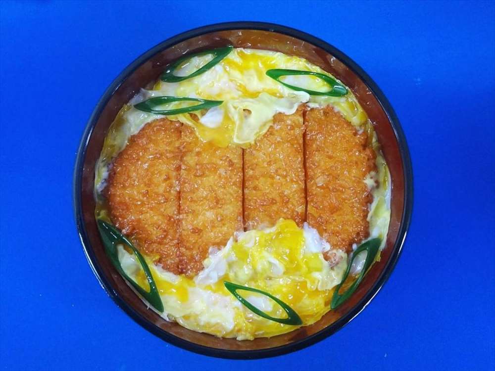 【 食品サンプルカツ丼(小) 】 日本製 小物 食品サンプル おもしろ プレゼント かわいい おしゃれ ハンドメイド 模型 フェイクフード フード 食べ物 パーツ 撮影 ぬい撮 ユニーク Japan 雑貨 カード立て メモスタンド