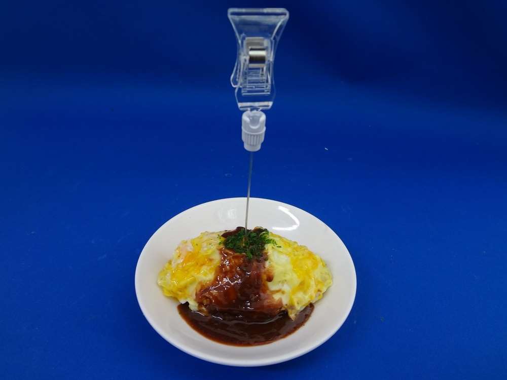 Rakuten - 【 食品サンプルオムライス・デミソース 】 日本製 小物 食品サンプル おもしろ プレゼント かわいい おしゃれ ハンドメイド 模型 フェイクフード フード 食べ物 パーツ 撮影 ぬい撮 ユニーク Japan 雑貨 カード立て メモスタンド