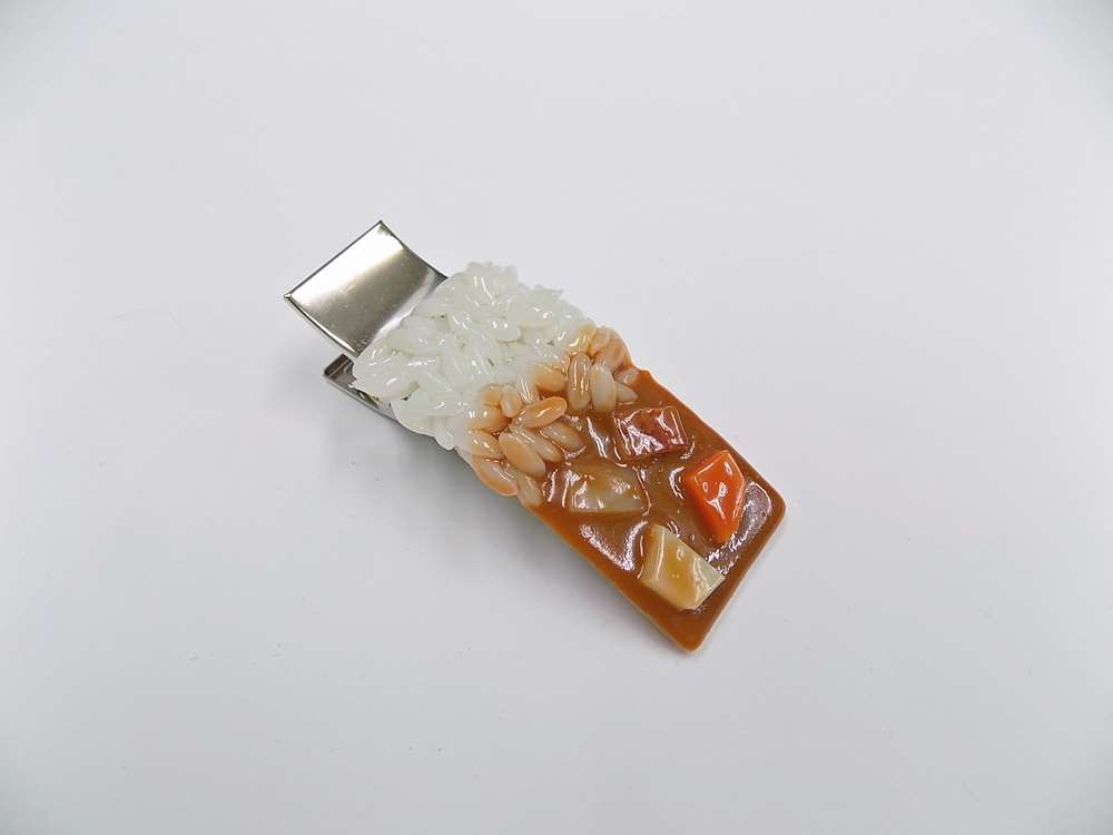 Rakuten - 【 ヘアクリップ カレー ライス・大 】 カレーライス ヘアピン 日本製 小物 食品サンプル おもしろ プレゼント かわいい おしゃれ ハンドメイド 模型 フェイクフード フード 食べ物 パーツ 撮影 大阪 ユニーク ヘアアクセサリー
