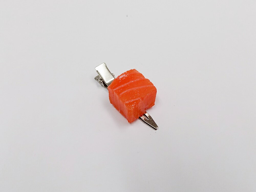 Rakuten - 【 ヘアクリップ刺身 サーモン・小 】日本製 小物 食品サンプル おもしろ プレゼント かわいい おしゃれ ハンドメイド 模型 フェイクフード フード 食べ物 パーツ 撮影 大阪 ユニーク ヘアアクセサリー