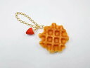 【 バッグチャーム ワッフル & イチゴ 】 日本製 小物 食品サンプル おもしろ プレゼント かわいい おしゃれ ハンドメイド ポーチ バッグ 模型 フェイク...