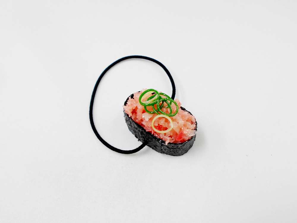 Rakuten - 【 ヘアゴム 軍艦 ネギトロ・小 】 日本製 小物 食品サンプル おもしろ プレゼント かわいい おしゃれ ハンドメイド 模型 フェイクフード フード 食べ物 パーツ 撮影 大阪 ユニーク ヘアアクセサリー