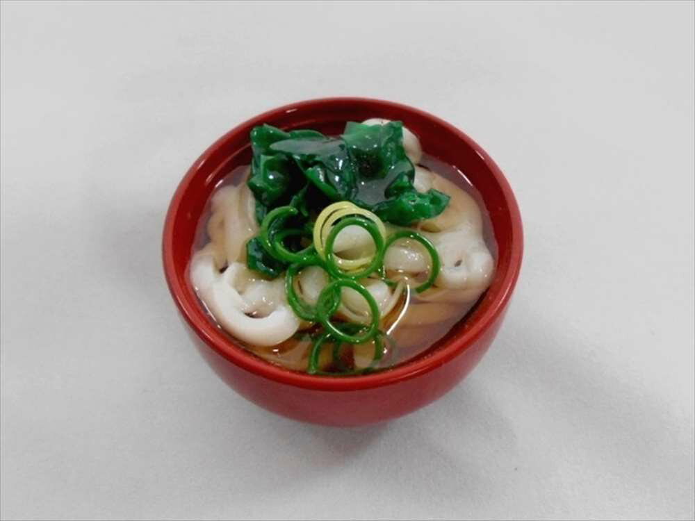 【 ミニ椀 わかめうどん 】 日本製 小物 食品サンプル おもしろ プレゼント かわいい おしゃれ ハンドメイド ポーチ バッグ 模型 フェイクフード フード 食べ物 パーツ 撮影 ぬい撮 ユニーク Japan 磁石 マグネット メモスタンド カード立て