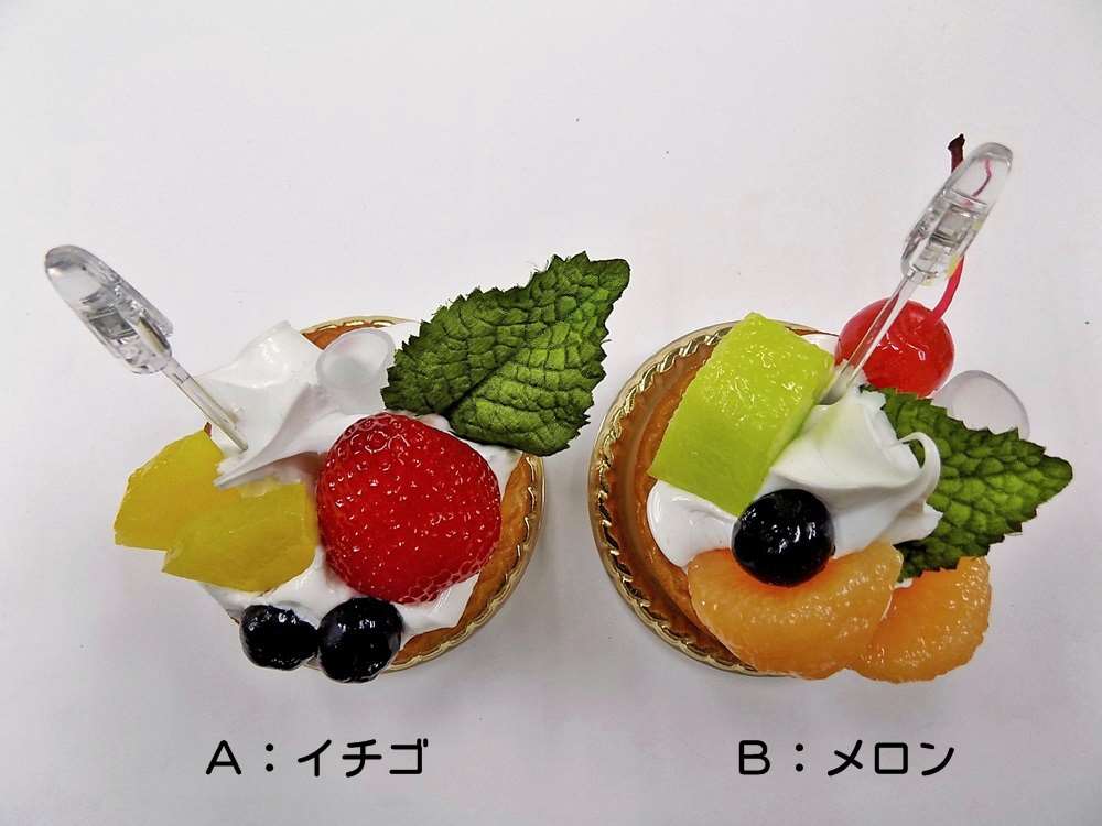【 カード立て タルト：A イチゴ B メロン 】 日本製 メモスタンド 小物 食品サンプル おもしろ プレゼント かわいい おしゃれ ハンドメイド 模型 フェイクフード フード 食べ物 パーツ 撮影 ぬい撮 ユニーク