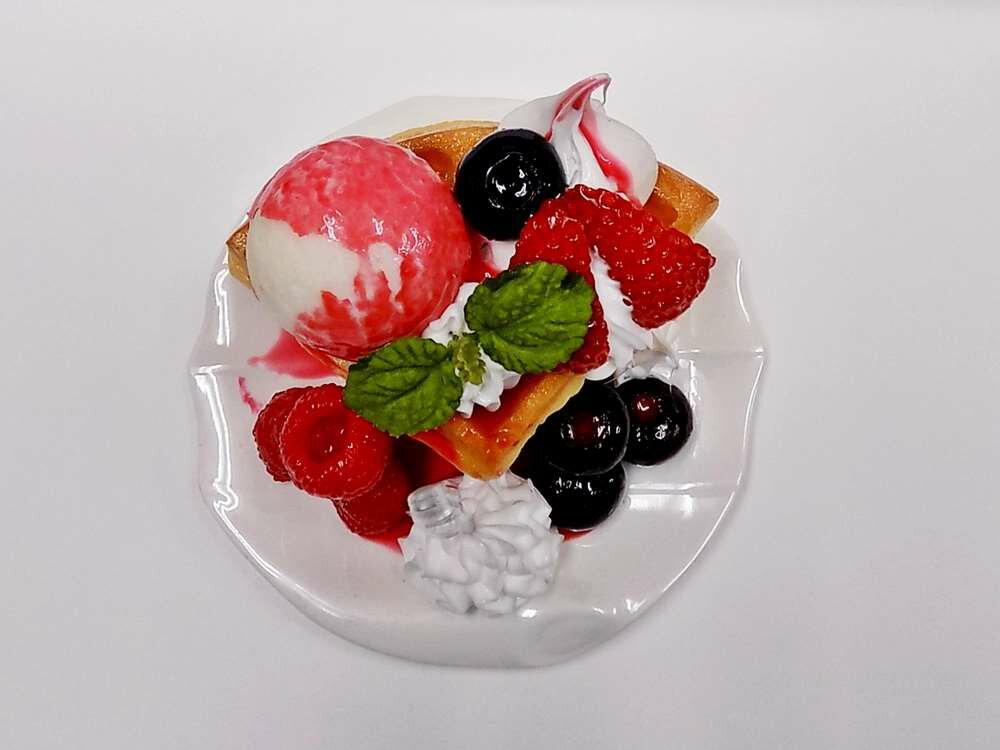 【 カード立て ワッフル2枚付・ベリーソース 】 日本製 メモスタンド 小物 食品サンプル おもしろ プレゼント かわいい おしゃれ ハンドメイド 模型 フェイクフード フード 食べ物 パーツ 撮影 ぬい撮 ユニーク
