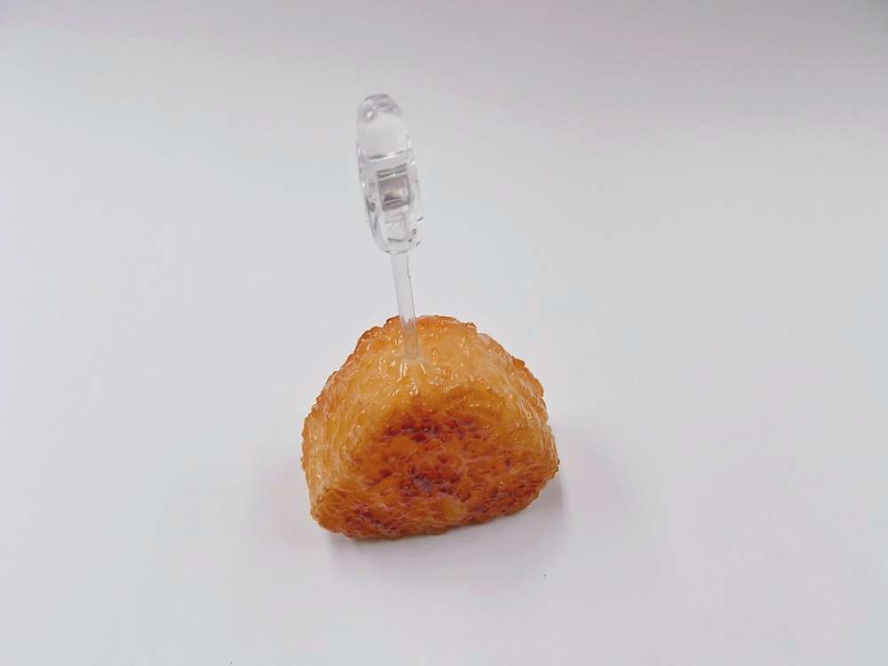【 カード立て 焼おにぎり・小 】 日本製 メモスタンド 小物 食品サンプル おもしろ プレゼント かわいい おしゃれ ハンドメイド 模型 フェイクフード フード 食べ物 パーツ 撮影 ぬい撮 ユニーク