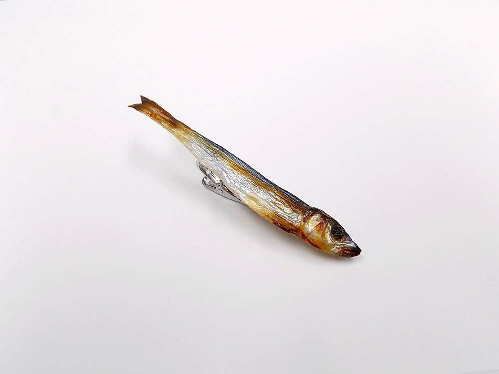 樂天商城 - 【 ネクタイピン めざし・小 】 日本製 小物 食品サンプル おもしろ プレゼント かわいい おしゃれ ハンドメイド ポーチ バッグ 模型 フェイクフード フード 食べ物 パーツ 撮影 大阪 ユニーク Japan