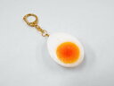 【 キーホルダー ゆで玉子1/2 】 日本製 小物 食品サンプル おもしろ プレゼント かわいい おしゃれ ハンドメイド ポーチ バッグ 模型 フェイクフード ...