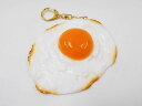 【 キーホルダー 目玉焼き・大 】 日本製 小物 食品サンプル おもしろ プレゼント かわいい おしゃれ ハンドメイド ポーチ バッグ 模型 フェイクフード フ...