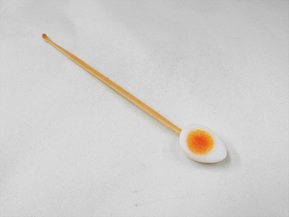 Rakuten - 【 耳かき うずら玉子1/2 】 日本製 小物 食品サンプル おもしろ プレゼント かわいい おしゃれ ハンドメイド 模型 フェイクフード フード 食べ物 パーツ 撮影 大阪 ユニーク Japan 雑貨