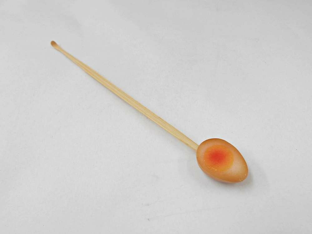 樂天商城 - 【 耳かき うずら 煮玉子1/2 】 日本製 小物 食品サンプル おもしろ プレゼント かわいい おしゃれ ハンドメイド 模型 フェイクフード フード 食べ物 パーツ 撮影 大阪 ユニーク メイドインジャパン 雑貨