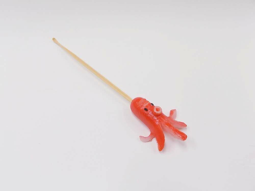 Rakuten - 【 耳かき ウインナータコ・クチ付き 】 日本製 小物 食品サンプル おもしろ プレゼント かわいい おしゃれ ハンドメイド 模型 フェイクフード フード 食べ物 パーツ 撮影 大阪 ユニーク Japan 雑貨